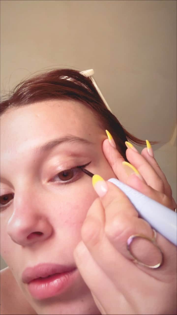 ミリー・ボビー・ブラウンのインスタグラム：「on your mark eyeliner tutorial slays @florencebymills 💕❤️💕」