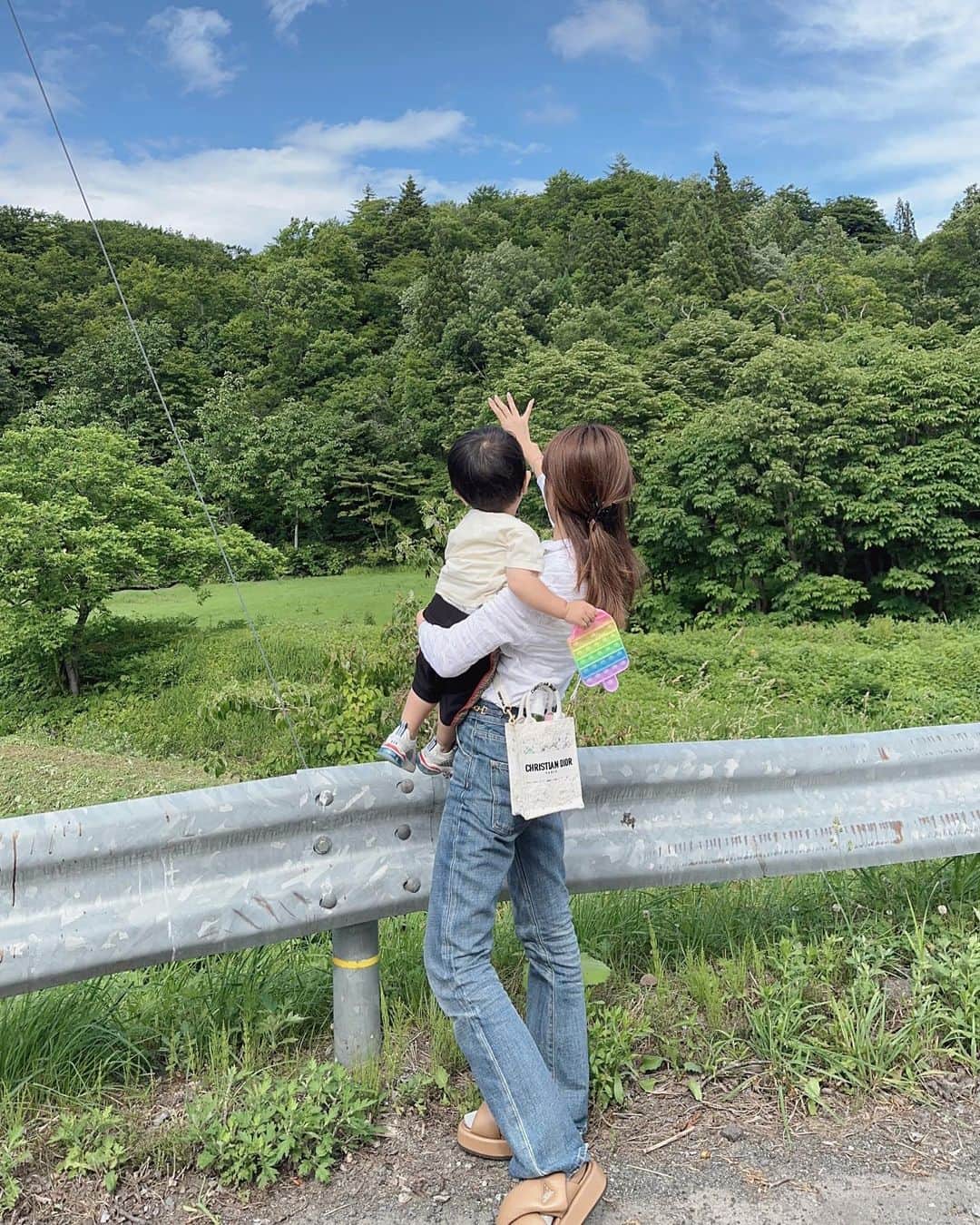舟山久美子（くみっきー）のインスタグラム：「帰省日記✨ 父の故郷、山形県小国町の方は舟山家御一行で帰った時の🙋‍♀️ 3年ぶりの帰省だったので、流石に電波通ったかな？と思ったらまだなところも最高🫶  兄が息子を抱っこしている姿に、お互い大人になったなぁ、、、としみじみしました。笑  Popteenの時からみている人は、分かるかもですが、変わらず仲の良い舟山兄弟です。(よく家にもいる。笑)  そして、わたしのだいすきなフルボ酸でまた一人悩みが解決してただ、ただ嬉しい。  #早めの帰省 #山形 #舟山家 #兄弟 #田舎料理大好き  #デジタルデトックス」