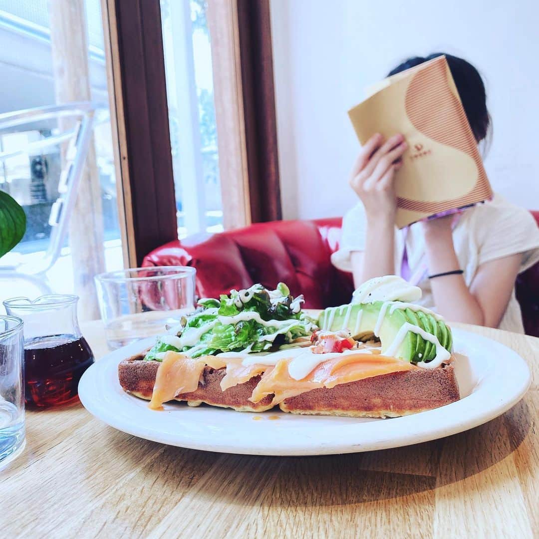 のインスタグラム：「日曜日🍋 娘とシェアして食べたワッフル🧇 美味しかった💓💓 今日から学校行事で娘が2泊３日いないなんて、、、 ママ寂しい😔 お仕事と刺繍の学校へ行って、気を紛らわそう😭💦 夜は、パパと辛いものでも食べに行きたいところだけど、なんだかパパも忙しそう👨💦」
