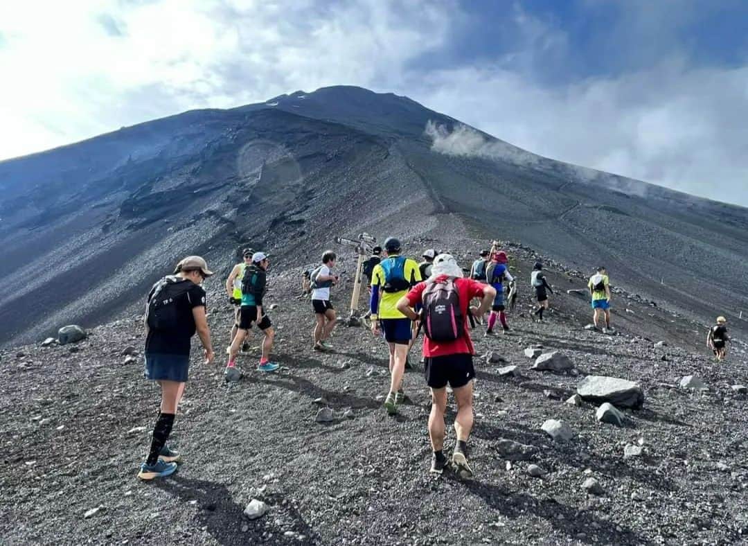 鏑木毅さんのインスタグラム写真 - (鏑木毅Instagram)「チーム100マイル富士山練にて、今季初富士山。 アキレス腱の怪我の回復のため 様子を見ながら 慎重に慎重に 走らせていただきました。 バイク 練習のおかげで 心肺機能は全然問題ないのですが、 体の感覚が 以前とは全く異なってしまいました。 少しずつ 少しずつ 焦らずに 戻してゆきたと思っています。 #tnfjp #tsuyoshikaburaki #thenorthfaceathlete #チーム100マイル #gontex #essサングラス #アスタビータースポーツ #トレイルランニング #富士山トレイル #富士登山 #trailrunnning」7月3日 9時31分 - tsuyoshikaburaki