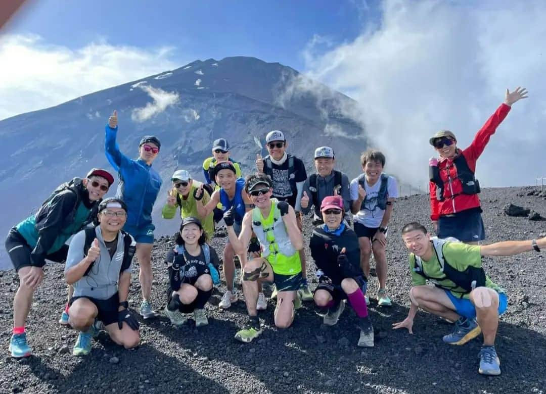 鏑木毅さんのインスタグラム写真 - (鏑木毅Instagram)「チーム100マイル富士山練にて、今季初富士山。 アキレス腱の怪我の回復のため 様子を見ながら 慎重に慎重に 走らせていただきました。 バイク 練習のおかげで 心肺機能は全然問題ないのですが、 体の感覚が 以前とは全く異なってしまいました。 少しずつ 少しずつ 焦らずに 戻してゆきたと思っています。 #tnfjp #tsuyoshikaburaki #thenorthfaceathlete #チーム100マイル #gontex #essサングラス #アスタビータースポーツ #トレイルランニング #富士山トレイル #富士登山 #trailrunnning」7月3日 9時31分 - tsuyoshikaburaki