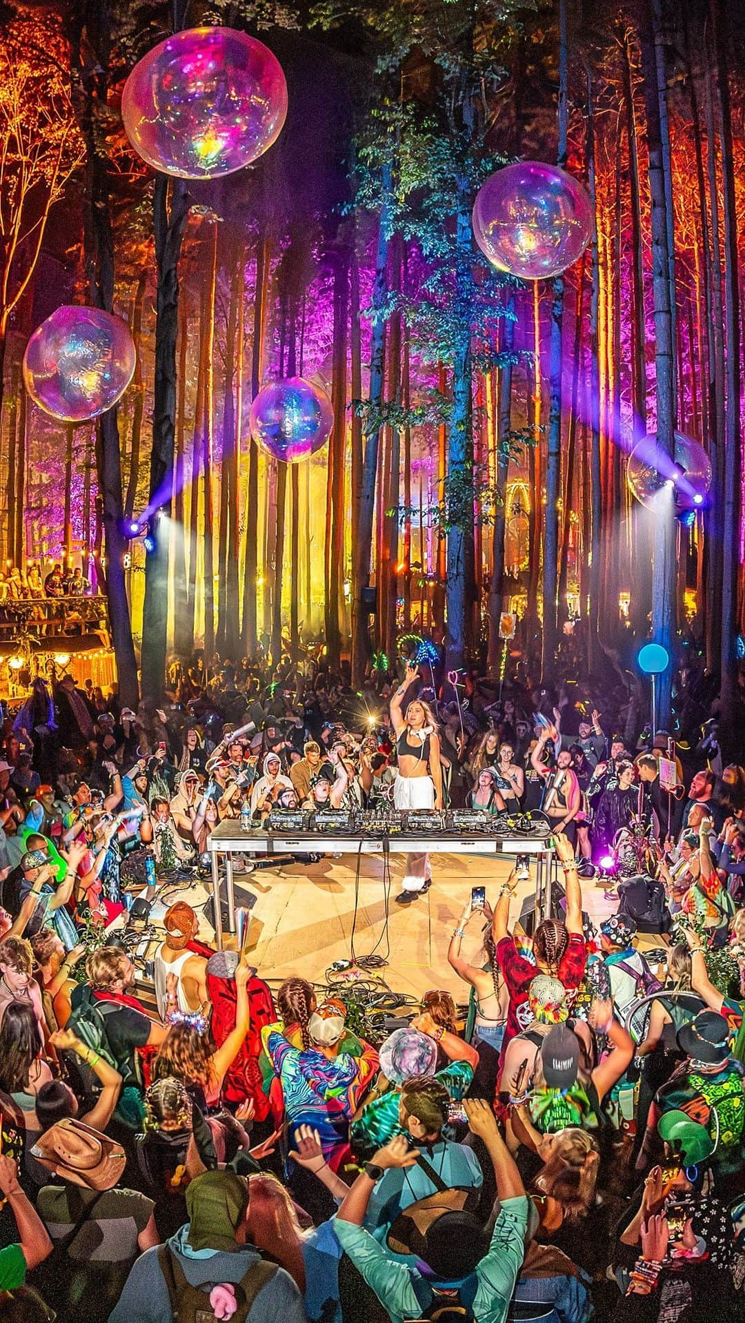 ブランディ・グレン・サイラスのインスタグラム：「It’s been a week and I’m still not over it — @electric_forest is the most magical place!! Not only did I have an absolute BLAST but I felt so much love from the Forest Family, and it’s a night I’ll never forget!!!! Thank you to everyone that came over to the Honeycomb stage to dance the night away with me. Can’t wait to (hopefully) come back and do it again!! 🫶🏼🌳💜⚡️🎶✨」