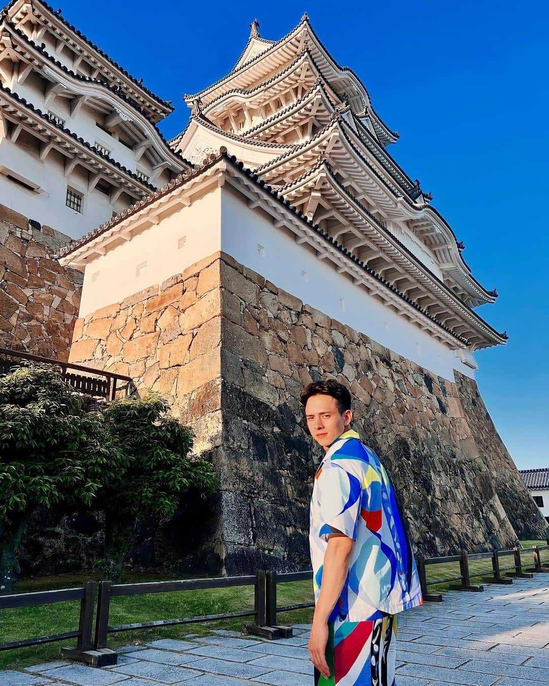 満島真之介さんのインスタグラム写真 - (満島真之介Instagram)「おはヨロブン🩵グッモニスタ  ★テレビ朝日★ 【#帰れマンデー ☀️夏の3時間スペシャル】 今夜7:00〜放送！  バスサンド3度目の出演！ 世界遺産『#姫路城』へ向かいます！  前回、サイコロ振ったら全て①！ 番組史上初の珍事を起こし、 真っ暗になるまで歩いたあの日のリベンジ‼︎‼︎‼︎  最高のメンバーと、 最高の旅になりました。 心から感謝✨感謝✨です。  #バスサンド  #サンドウィッチマン #豊ノ島 #おいでやすこが  ん？最後の1枚.. 姫路城じゃない城の正体は！？  お楽しみに〜！  𖣔 Hair&make: @masa4sai10 𖣔 𖣔 Styling: @shinya_watanabe_ 𖣔 𖣔 Shirts&Pants: @emiliopucci 𖣔 𖣔 Tee & Shoes: @diesel 𖣔」7月3日 9時45分 - mitsushimax