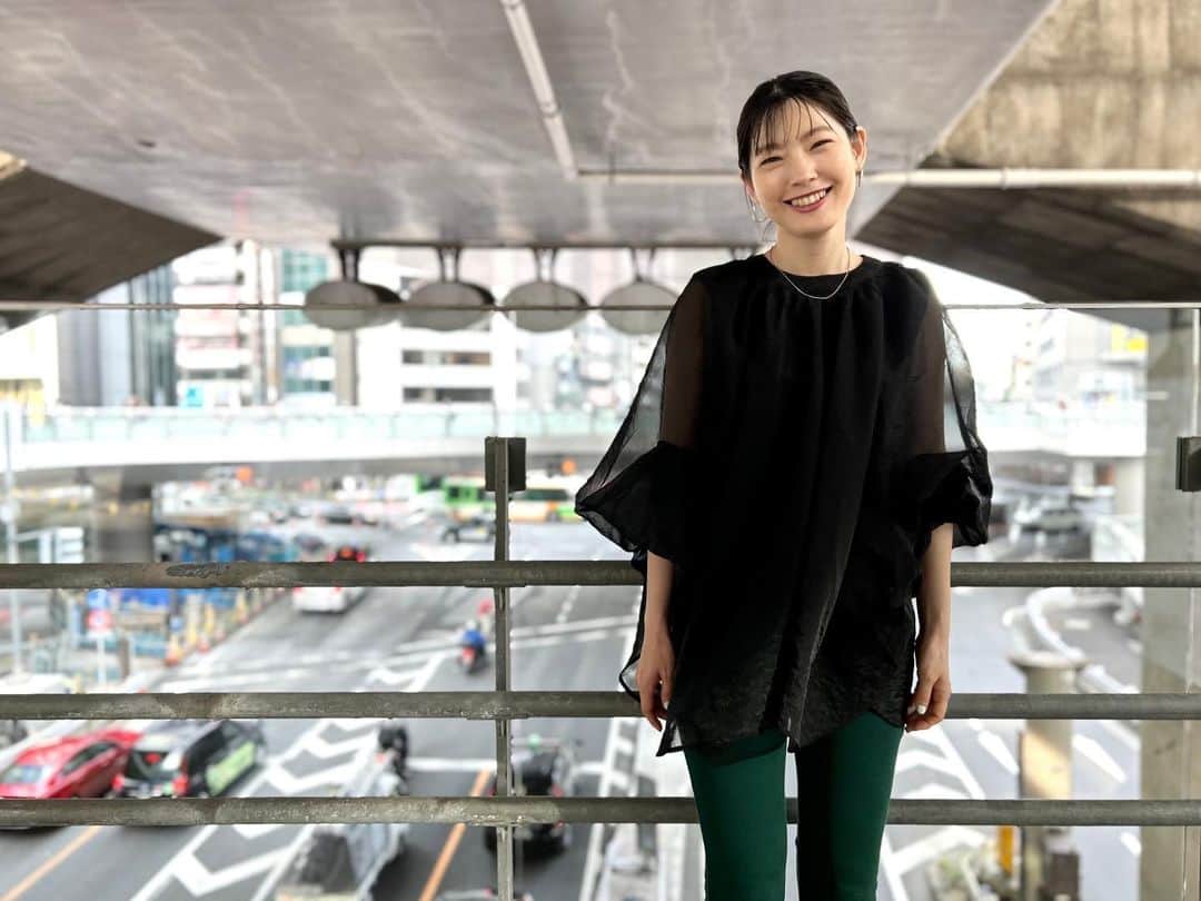 のインスタグラム：「@cbp.tokyo  シアートップス🖤 動くたびに表情が変わるよ✨」