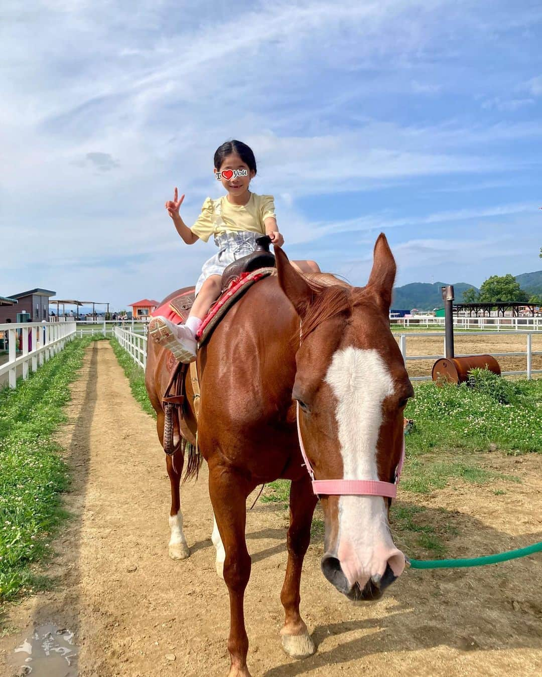 村田千弥のインスタグラム：「南河内の#ワールド牧場 が最高でした🐎🌳  牛の乳搾りができる牧場を探して訪れたけれど、 期待以上の充実度✨  牛、馬、ぶた、ヤギ、羊、うさぎ、モルモット、ニワトリ、フェレット、犬、猫、カメ… とくに、ヤギや羊の柵の中に入って餌やり出来る場所って、珍しいのでは？？  ただ、子どもがエサ持って入ったら100%襲われるらしく… 最初、それを知らずに入って、案の定ヤギの大群に囲まれ揉みくちゃにされて泣き叫んだ娘👧🏻💦  わたしも助けに入って、母娘で泥んこになりました。笑 (エサを持って入るなら隠した方がいいです、絶対に)  トラウマになりそうな程なのに、懲りずに何度もエサやりに行っていて、まるでムツゴロウさん♡  アスレチックや水遊びエリアもあって、鯉の釣り堀までは出来なかったのがちょっと心残り。  少し遠いけど、また忘れた頃に行きたいな❤️」