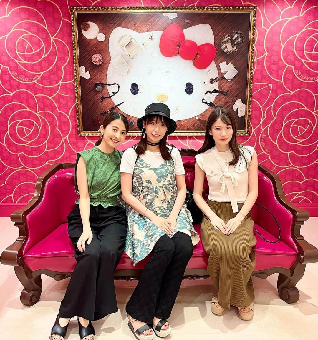 日比麻音子さんのインスタグラム写真 - (日比麻音子Instagram)「💖 気がつけば、 3人揃って、 おばショット。  結局なんでか これになるよねーって ずっと爆笑🤣🤣🤣  久々にアトロク @after6junction パートナー陣も集まれて幸せな週末でした📻  楽しすぎた思い出話は 書ききれないので、 ラジオで話します！笑  #アトロク3人姉妹meetsキティちゃん💖 #宇垣美里 ねぇさん #宇内梨沙 ねぇさん だいすきです  #utamaru」7月3日 9時53分 - hibi_maoko