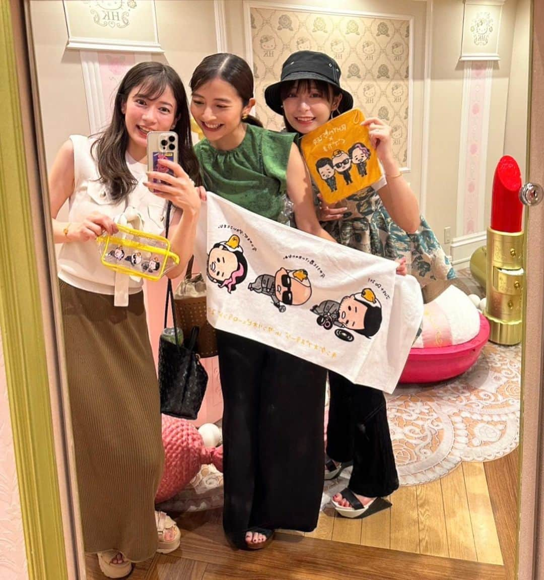 日比麻音子さんのインスタグラム写真 - (日比麻音子Instagram)「💖 気がつけば、 3人揃って、 おばショット。  結局なんでか これになるよねーって ずっと爆笑🤣🤣🤣  久々にアトロク @after6junction パートナー陣も集まれて幸せな週末でした📻  楽しすぎた思い出話は 書ききれないので、 ラジオで話します！笑  #アトロク3人姉妹meetsキティちゃん💖 #宇垣美里 ねぇさん #宇内梨沙 ねぇさん だいすきです  #utamaru」7月3日 9時53分 - hibi_maoko