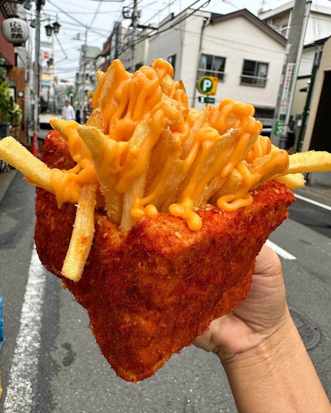 Coffee & Toast Tokyoのインスタグラム：「"ほくほく" ポテトぱん‼︎ 🍟🍟🍟🍟🍟🍟🍟🍟  "Happiness is a side-dish of French fries!”  スパイシーに揚げたパンにカリッとほくほくのフライドポテト！  チェダーチーズソースも相まって、 たまらんです😋😋😋  7月4日(火)5日(水)は、 店休となります。  “Have a lovely day!!”  . . . . .  #ほくほくフライドポテトぱん #フライドポテト  #frenchfries  #frenchfood  #じゃがいも  #potato  #ほくほく   #三軒茶屋ランチ  #世田谷線カフェ  #パンスタグラム  #東京カフェ  #三軒茶屋カフェ #三軒茶屋  #パン #三茶カフェ  #三茶 #田園都市線カフェ #コーヒーアンドトースト  #coffeeandtoast #foodie  #foodiegram」