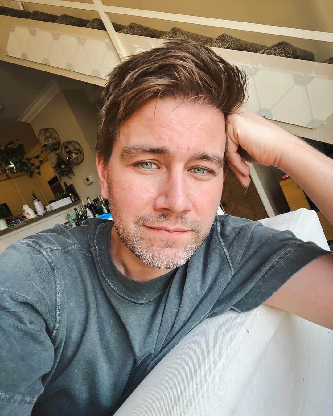 トーランス・クームスのインスタグラム：「Relaxing, reflecting, recovering. Had a few reminders lately that life is short and it goes quickly. Remember to live it while it’s happening.」