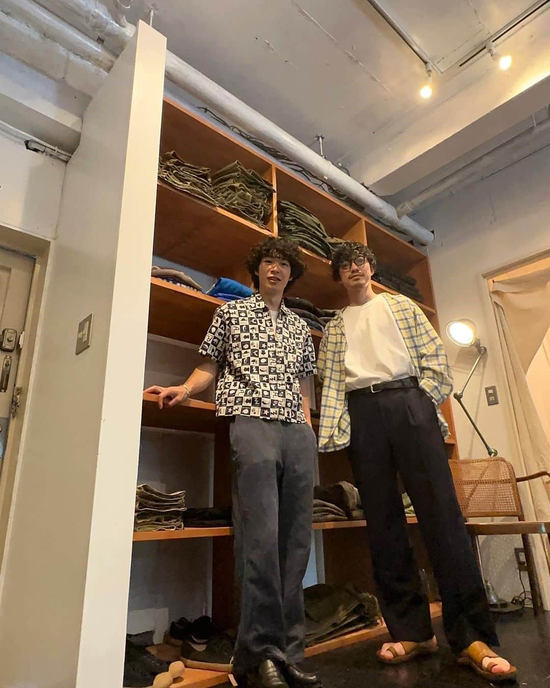 のインスタグラム：「青山にまた一つ好きなお店が増えました☺️  ヨーロッパ古着を中心に素敵な家具と店主の人柄とセンスの光る店  きうてぃーさんの好きが詰まった場所 @kit_vintage_tokyo   トーネットのビンテージのチェアとルネガブリエルのテーブルがとてもいい雰囲気  綺麗目なファッションにも合う古着もチョイスされてるので普段古着を買わない人も是非足を運んでみて欲しい場所  #古着屋 #青山古着屋 #kitvintage」