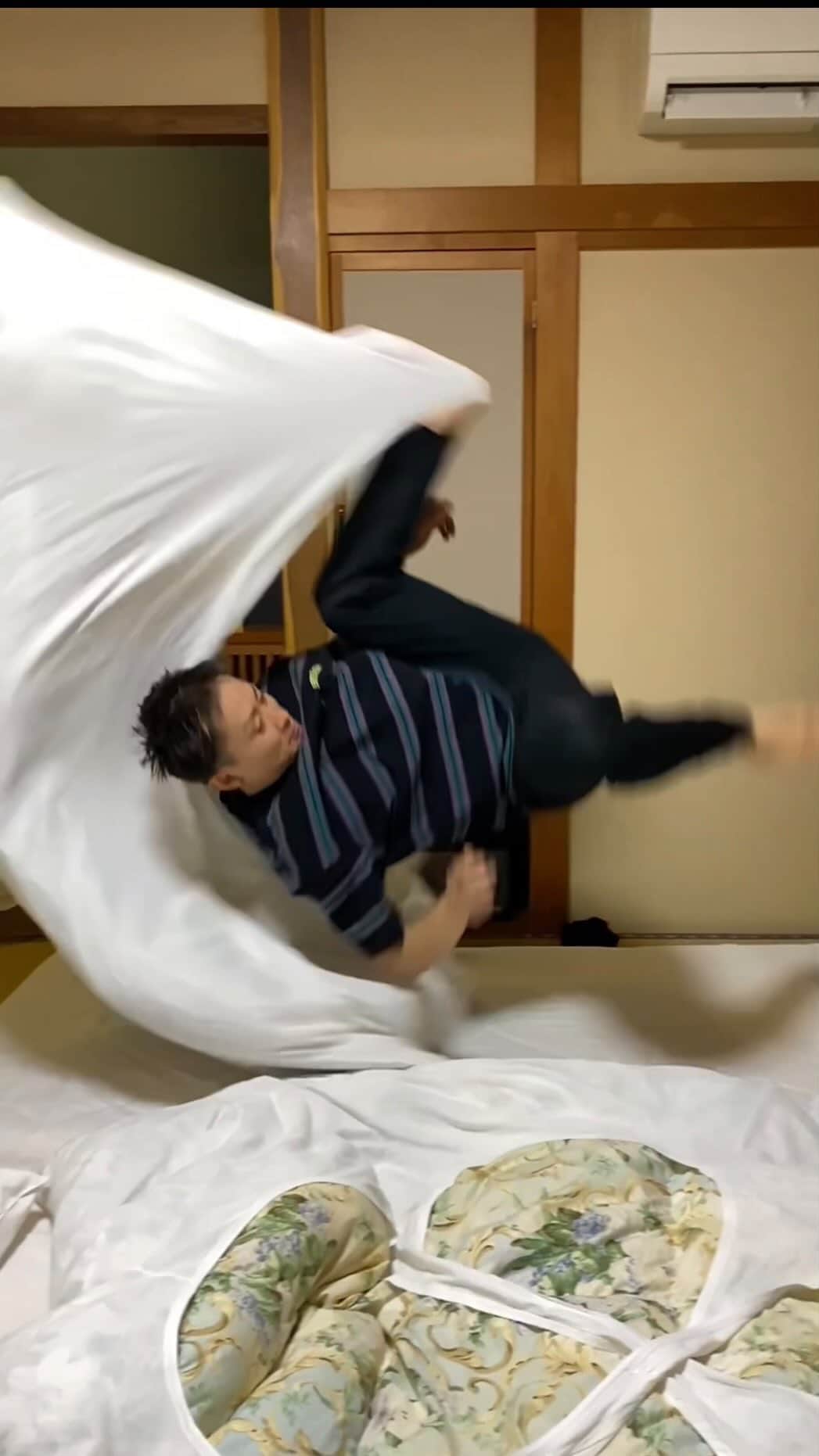 SNACK（野村直）のインスタグラム：「Webster Accident 名作を再現したら事件起きた ㅤㅤㅤㅤㅤㅤㅤㅤㅤㅤㅤㅤㅤ ㅤㅤㅤㅤㅤㅤㅤㅤㅤㅤㅤㅤㅤ Follow me @bboysnack  ㅤㅤㅤㅤㅤㅤㅤㅤㅤㅤㅤㅤㅤ ㅤㅤㅤㅤㅤㅤㅤㅤㅤㅤㅤㅤㅤ #webster #ウェブスター #parkour #パルクール #acrobat #アクロバット#tricking #トリッキング #ドラゴンボール #悟空 #dragonball #bonjovi 2100月 0703月」