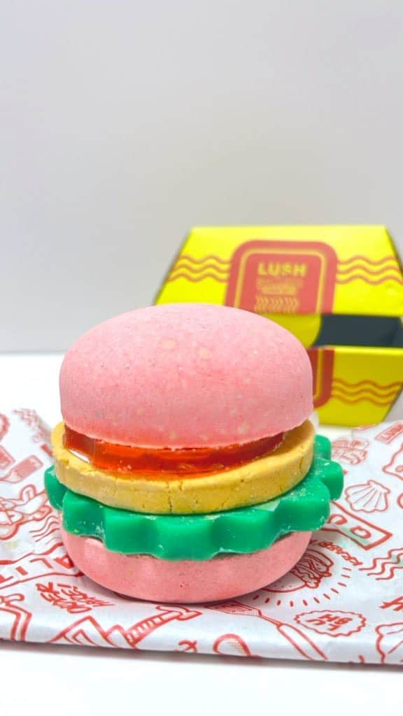 アジーンTVのインスタグラム：「LUSHとスポンジボブがコラボ🧽超豪華なカーニバーガーのバスボム溶かしてみた🍔 #lush #bathbomb #spongebob #bath #スポンジボブ #バスボム #バスボール #お風呂 #ラッシュ」