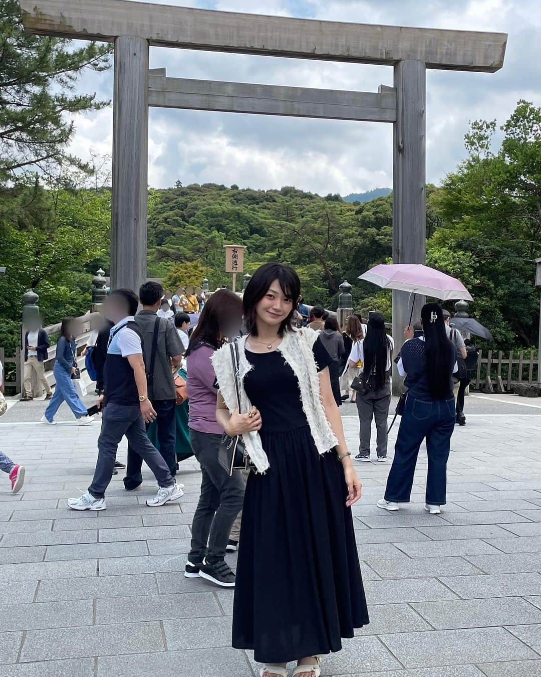 板倉可奈さんのインスタグラム写真 - (板倉可奈Instagram)「この前伊勢神宮行ってきました！  とても気持ちいい空気だった~！  途中空気感が変わる瞬間があって、 不思議な感覚でした  また行けたらいいな😌  内宮近くにあるおかげ横丁にも行ってきたよ♡ そちらの写真はまた今度~  #伊勢神宮  #kanacolor」7月3日 20時45分 - kn.sii.i