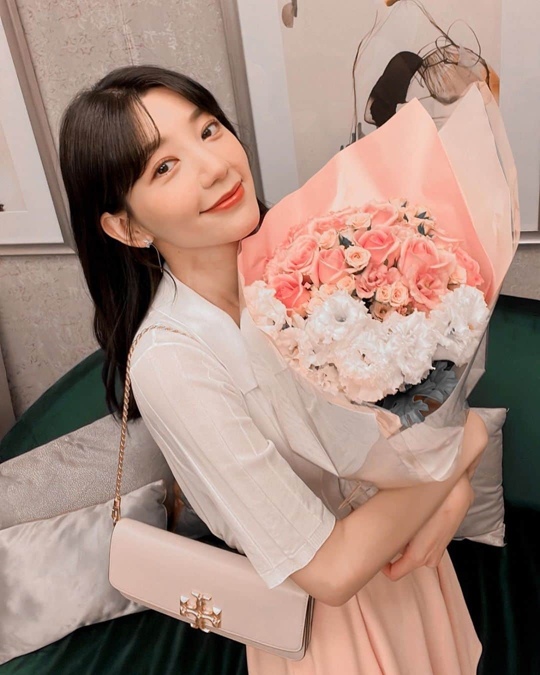 のインスタグラム：「：  在充滿善意的世界裡  感受到了溫暖、療癒、愛❤️  謝謝你們✨  . . .  @toryburch  #toryburch」