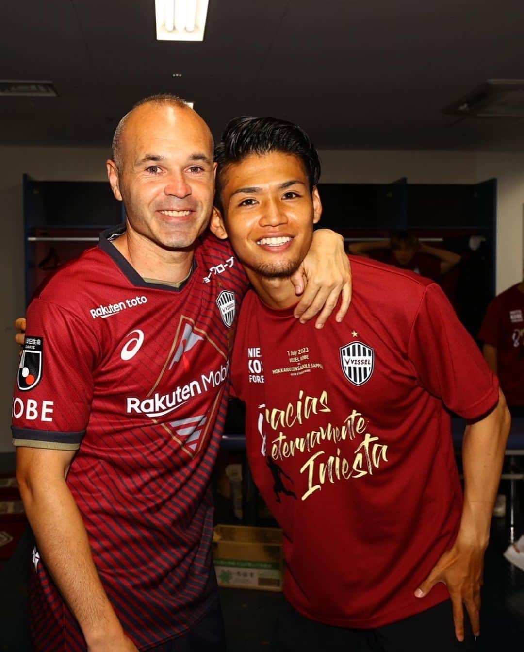 佐々木大樹のインスタグラム：「ありがとうアンドレス。  交代時色々なものを感じた。 今年必ず優勝します。  Gracias andres!!  @andresiniesta8」