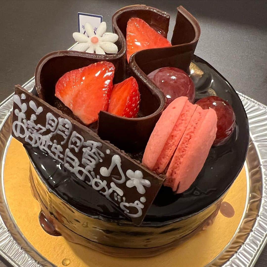 開高明日香のインスタグラム：「７月１日。 誕生日を迎えました🌟  携帯から幸せの通知が、一年で1番たくさんやってくる日🎵  年齢を重ねるたびに、自分の生まれた日がどんどん薄くなってしまって、 自分が今何歳なのかも、本気であやふやになってしまう時があったり🙄笑  でも、こうして大切な記念日に『おめでとう』って言ってもらえるって、やっぱりとっても嬉しい❤️  いつも支えてもらってるなぁ、って改めて実感しています🧡  本当にいつもありがとうございます💓  笑顔な一年にするぞ🥰  #誕生日」