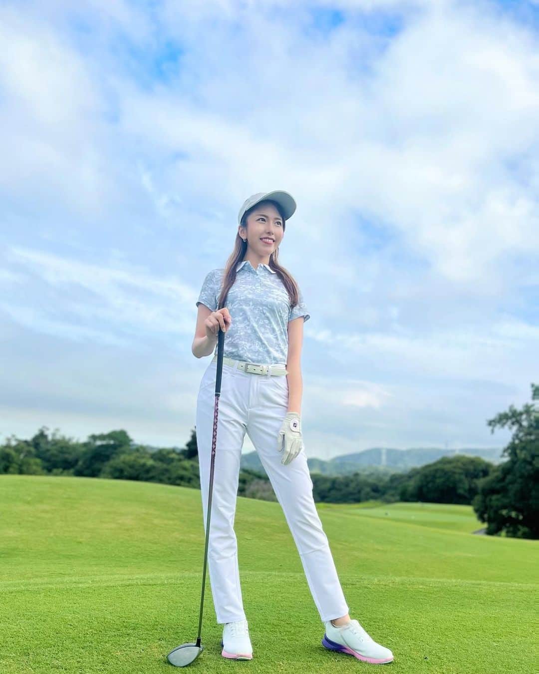 武田奈津美さんのインスタグラム写真 - (武田奈津美Instagram)「* パンツコーデにしてみたのだけどどうかなぁ🤍？ 白パン、夏用だから涼しい着心地だし動きやすいし、上品爽やかな見た目で好き☺️！ ゴルフ場やメンバーさんによって選べる一着として持ってたいコーデだね☺️🤍  #footjoy #フットジョイ #ゴルフ #golf #golfwear #ゴルフ女子 #ゴルフコーデ」7月3日 19時21分 - _natsumitakeda_