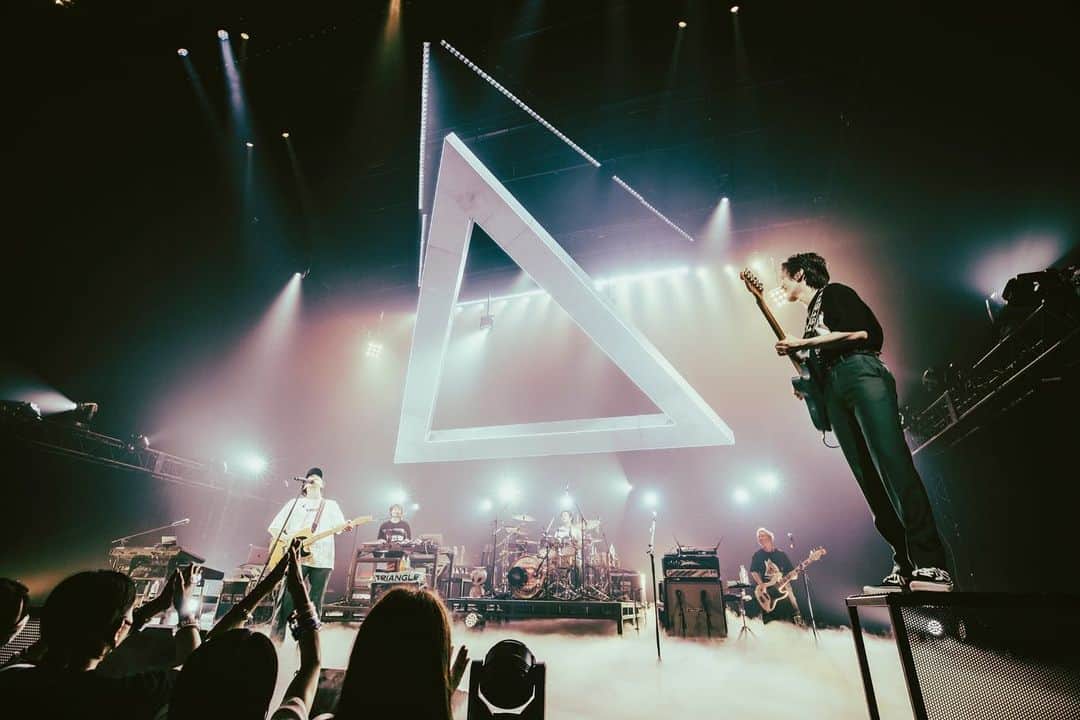 DISH//さんのインスタグラム写真 - (DISH//Instagram)「・ 『DISH// HALL TOUR 2023“TRIANGLE”』 2023.06.25@兵庫・神戸国際会館こくさいホール  #北村匠海 (Vo/G) @take_me_1103  #矢部昌暉 (Cho/G) @pantystar_masaki  #橘柊生 (DJ/Key) @to_i1015  #泉大智 (Dr) @daichi_izumi  photo by @rayotabe  #DISH」7月3日 19時21分 - dish__official