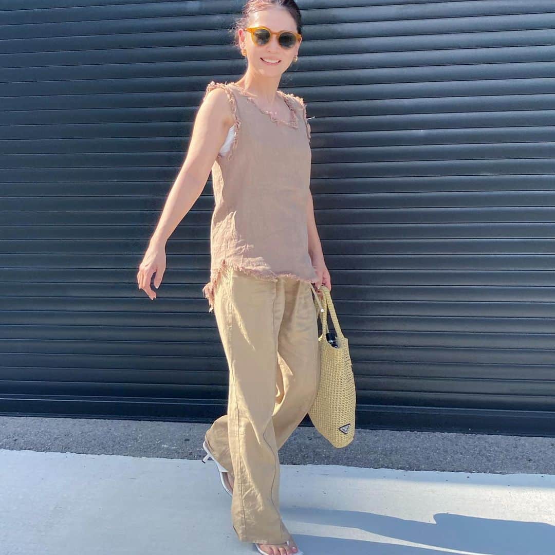 のインスタグラム：「.  あっついけど 大好きな夏がキター☀️  早く沖縄いきたいなぁ🌺 . #麻袋みたいなトップス #焼肉コーデ #お気に入り #着回しコーデ  #アラカンコーデ  #夏 #summer #7月」