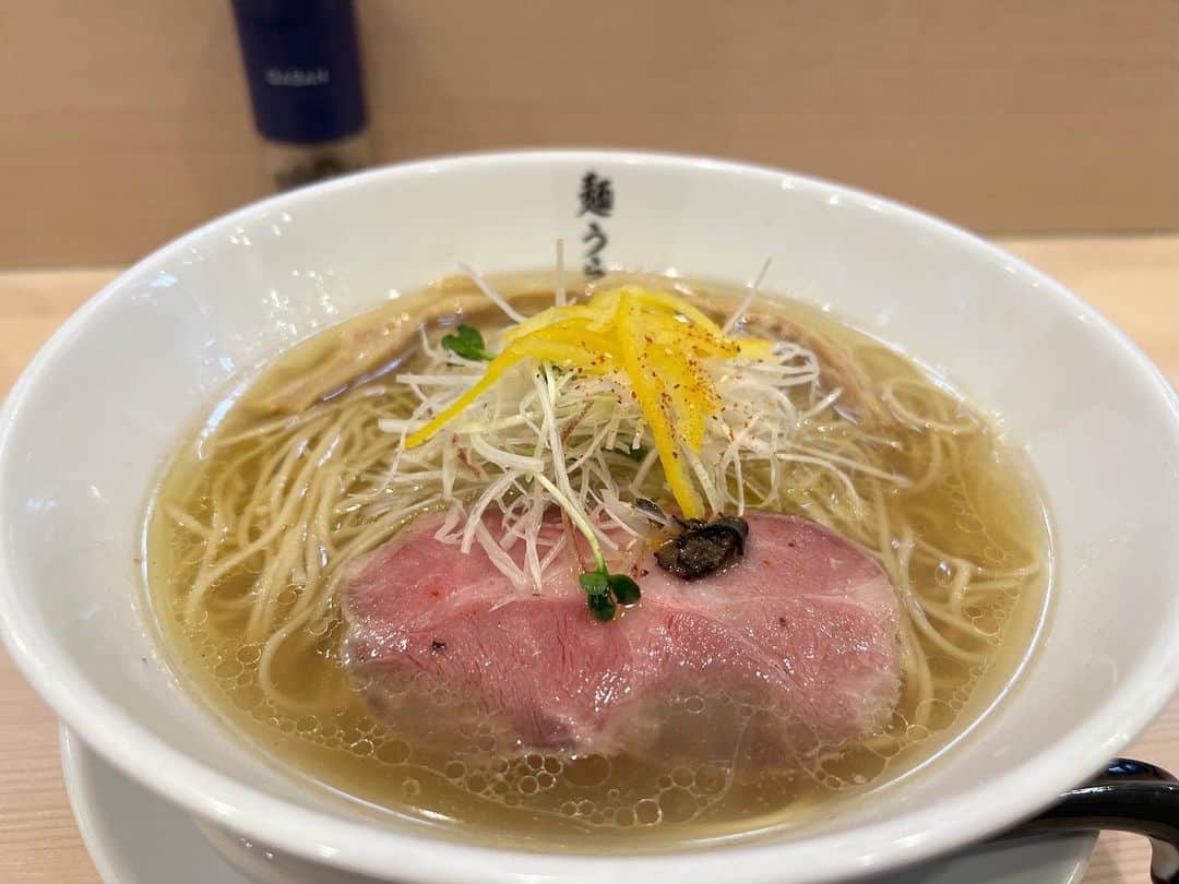 本谷亜紀のインスタグラム：「自由が丘の麺うらたで柚子塩🍜まるで和食店のような高級な店構え👍ラーメンもさっぱりとした塩スープに、ふんわりとトリュフが香って高級感😍 ㅤㅤㅤㅤㅤㅤㅤㅤㅤㅤㅤㅤㅤ 美味しすぎてすぐに電車乗りたくなくて余韻を楽しむために自由が丘をうろうろしました😮‍💨 ㅤㅤㅤㅤㅤㅤㅤㅤㅤㅤㅤㅤㅤ そういえば最近毎朝30分散歩してます🚶‍♀️走るのは苦手だから大股で早歩き🫡夜はよく眠れるし、午前中の集中力半端ないし、これはいいかも！  #麺うらた　#自由が丘ランチ  #ラーメン #らーめん #麺スタグラム #つけ麺 #ランチ #中華そば #🍜」