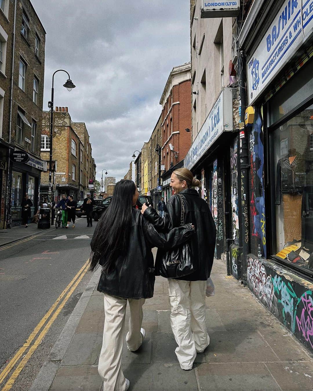 植野有砂のインスタグラム：「Twinning with @mi0306chi in 🇬🇧London寒すぎて2人して古着のレザー買ってオソロコーデになっちゃったかわいい私たち👯‍♀️🖤 よくYouTubeのコメントで言われるんだけど私みちちゃん見るとかわいいしか言ってない😂」