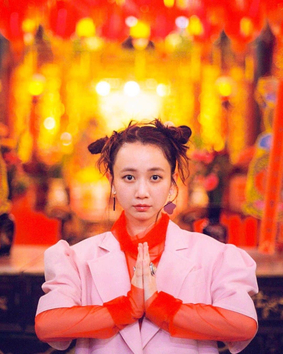 枝優花のインスタグラム：「お知らせ  三戸なつめさんのデビュー10周年記念フォトエッセイ『なつめろん』が8月12日に発売します。  撮影を担当してます。  全編台湾ロケ フォトエッセイということで、台湾での撮り下ろし写真もたっぷりですが、三戸さんの心からの言葉もたくさん綴られていて、大切な一冊になりそうです。  食べて笑って歩いての目まぐるしい三戸さんとの台湾時間をひたすら楽しい気持ちで追いかけました。放っておいても大人になってしまうし、どこからともなく年相応なんて言葉が降ってきますが、そんなの無視して、ふざけてはしゃいで走り抜けてほしいなと、撮りながら、ふと思いました。三戸さんの人生の大切な瞬間が少しでも多く写っていたら嬉しいです。  本日から予約スタートです。 是非とも。」