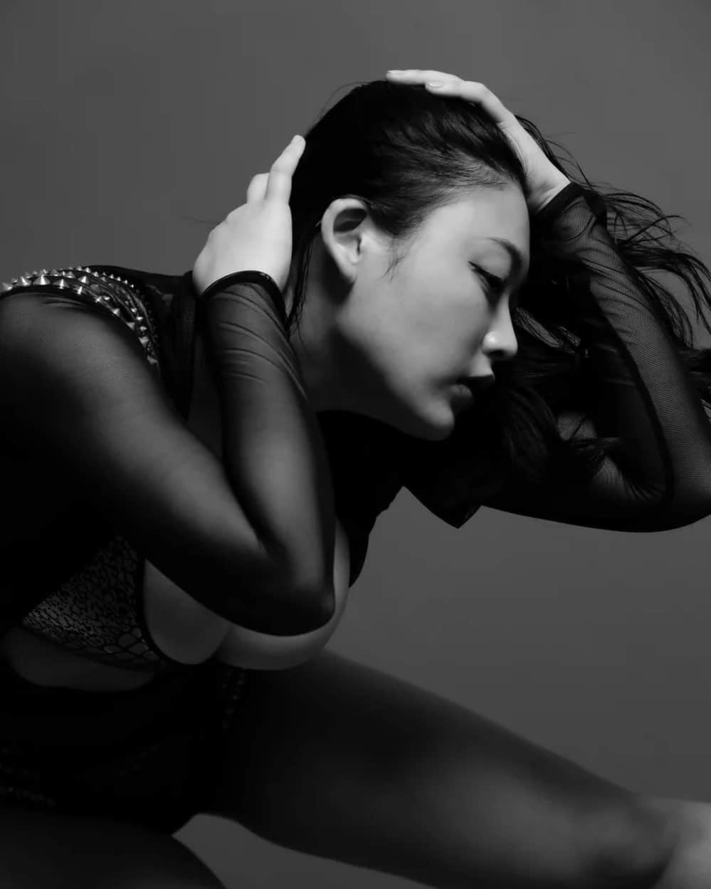 風吹ケイのインスタグラム：「-夢の風に吹かれて- 風吹ケイ×コバヤシモトユキ  昨日、大盛況の中会場での展示は幕を閉じました 沢山のご来場誠にありがとうございました！  昔から私を知ってくださる方、最近知ってくれた方、 高1の女の子、ご夫婦、女性の方、前職の友達、 母も大阪から来てくれました！ じっくり写真を見てくれてすごく嬉しかったし、新しい私の一面を見ていただけたかなと思います  以下、展覧会にて公開されたコバヤシさんの文章をリポストさせてください  #repost  みなさま、展覧会ご来場ありがとうございます。  何処かで会ったことがあるような、風吹ケイさんにお会いした時、そんな感じがしました。 1月、年も明けて寒い日が続く時、風吹ケイさんがマネージャーさんと麻布のギャラリーを訪れてくれました。 写真展の企画を聞いて考える姿。何処かで会ったなと思いながら思い出せないでいました。 写真は記憶を運んでくるものです。例えば匂いが記憶を呼び起こすように写真も記憶を連れてくるのです。 それはまだ見ぬ記憶かも知れません。  自分の推しを撮影する、その時のプレッシャーは計り知れないものです。 自分だったらどんな風吹さんでいてほしいだろう。 この写真展は私が皆さんに提案する理想の風吹ケイさんなのです。  撮影は朝早く、まだ肌寒い海岸から始まりました。 まるで風吹さんという名前を象徴するような風が巻き起こりました。 風の中のポートレートです。これが私が一番撮りたかった作品でした。 海のシーンでは心に残ることが沢山起こりました。 たんぽぽと寝そべるシーンは眩しくて目が開かないところから自然な表情を作っていただきました。 洞窟のシーンは今回のサブテーマである腹筋を中心に表現していただきました。 撮影のかなり前から腹筋を絞っていただくというリクエストに答えていただいたプロの仕事です。 この作品は風吹ケイさんというタレントを形成するアイデンティティーを写し止めています。 写真家としても挑戦のし甲斐のある撮影になりました。  大きな旧家での撮影での風吹さんは神ががっているように見えました。 そこにあった着物を羽織るとき、障子の前で膝をついた時、あたかもその場で存在していたようなまだ見ぬ記憶、でしょうか。不思議な感覚に陥りました。現場のスタッフから感嘆の声が上がるほど、運命の女性を演じ切った姿でした。  スタジオの撮影は雨の日でした。移動も大変なほどの暴風雨。 メイクルームで挨拶したケイさんの笑顔に、新しいビジュアルに挑戦する勇気をいただきました。ケイさんは社会人の前職での経験からいつも雰囲気を最高に保つ力があるのです。 その力は他のタレントさんと圧倒的に違うと感じます。周りへの信頼、気配りが今後芸能界で大きな結果を残していく可能性を感じました。 クールビューティーがテーマの撮影、新しいポージングへの挑戦を何度も何度もチャレンジする姿に圧倒されました。 赤いスパッツは江頭さんへの感謝の気持ちが込められています。 最後にもう１カット撮れる！そのギリギリの時間に風吹さんが選んだのはウェディングのカットでした。 ファンの方へのメッセージのようなものが伝ってきました。  この撮影は私のグラビア世界とファッションの世界を繋ぐ傑作であり、それが敬愛する風吹ケイさんに演じていただいたのを 誇りに思っています。  これらの作品をずっと記憶に留めていただけたら嬉しいと思います。 最後にいつも新鮮な提案をしてくださったスタイリストの小沼さん、クールビューティーを構築してくださったメイクのWAKOさんに 感謝の言葉を述べさせていただきます。 この風吹ケイ＆スペシャルチームのクリエイティブを堪能していただけることを幸せに思います。  写真家 コバヤシモトユキ  フォトブック1ページ目に 「風が吹いたら、私を呼んで」と書かれております  まさしくその通り、風を感じたらこの写真展のことを思い出して少しでも皆様の元気のカケラになれたら嬉しいです  沢山のご来場誠にありがとうございました！」