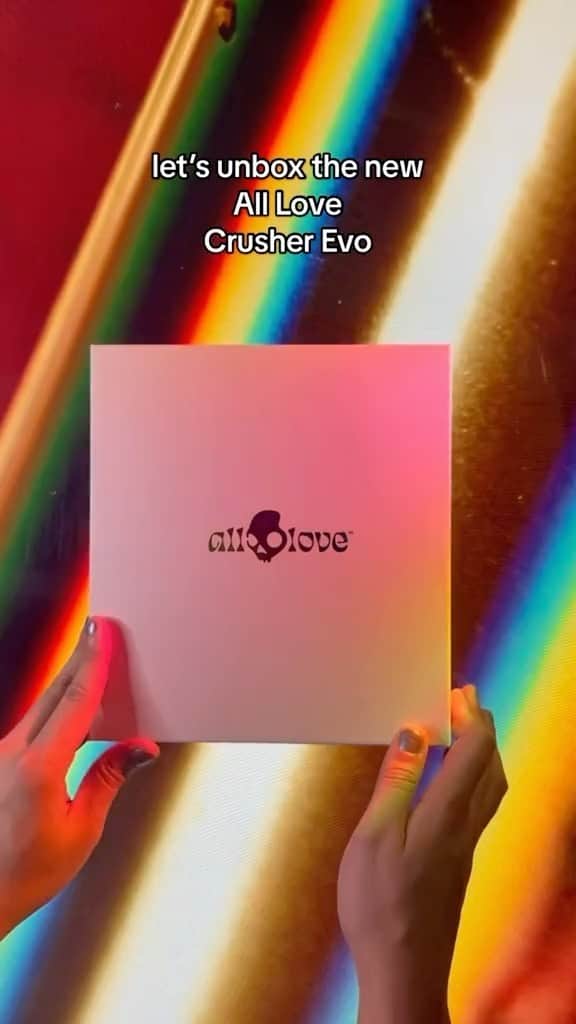 Skullcandy Japanのインスタグラム：「All Love Crusher Evo 開封動画💀 パッケージやヘッドホンケースまでAll Love特別仕様🌈 カラフルで溢れたクラッシャーで音楽ライフをさらにエンジョイ✨  Skullcandy公式サイトにて予約受付中✨」