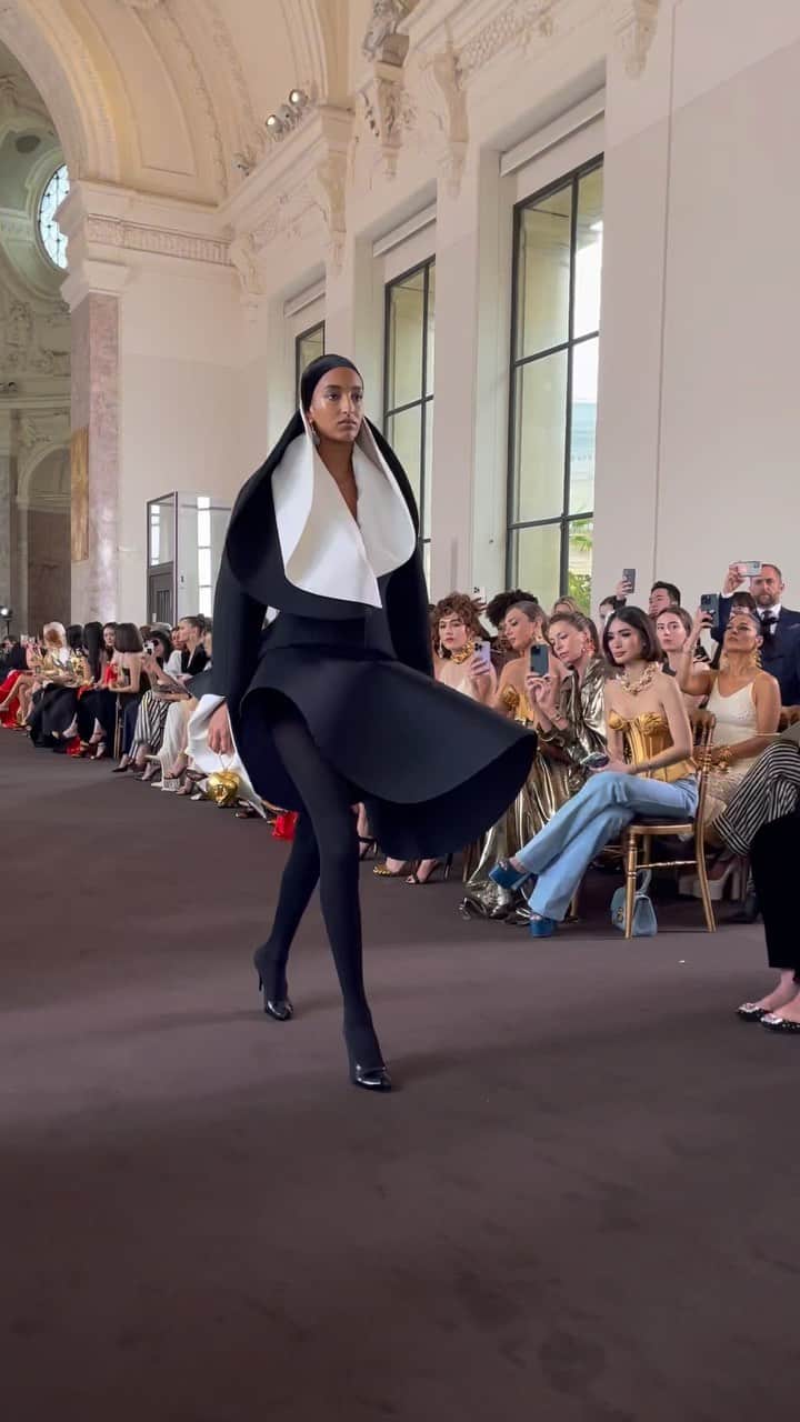 AnOther Magazineのインスタグラム：「For @schiaparelli A/W23 couture, Daniel Roseberry crafts a collection that “adventures, explores, and dares” 🪡  A surrealist interpretation of the essential women’s closet is re-explored with clothing placed in conversation with art – paintings of the body are placed onto stretch silk body stockings, while a ball gown with a leather cigarette box trim is an homage to artist Sarah Lucas. Deep blue beading is a nod to Yves Klein, vibrant sunrise degradés a tribute to Salvador Dalí. Rooted in artistic references, the collection is a timeless offering that adapts the work of some of history’s finest artists.  🎥 by @alexanderfury」