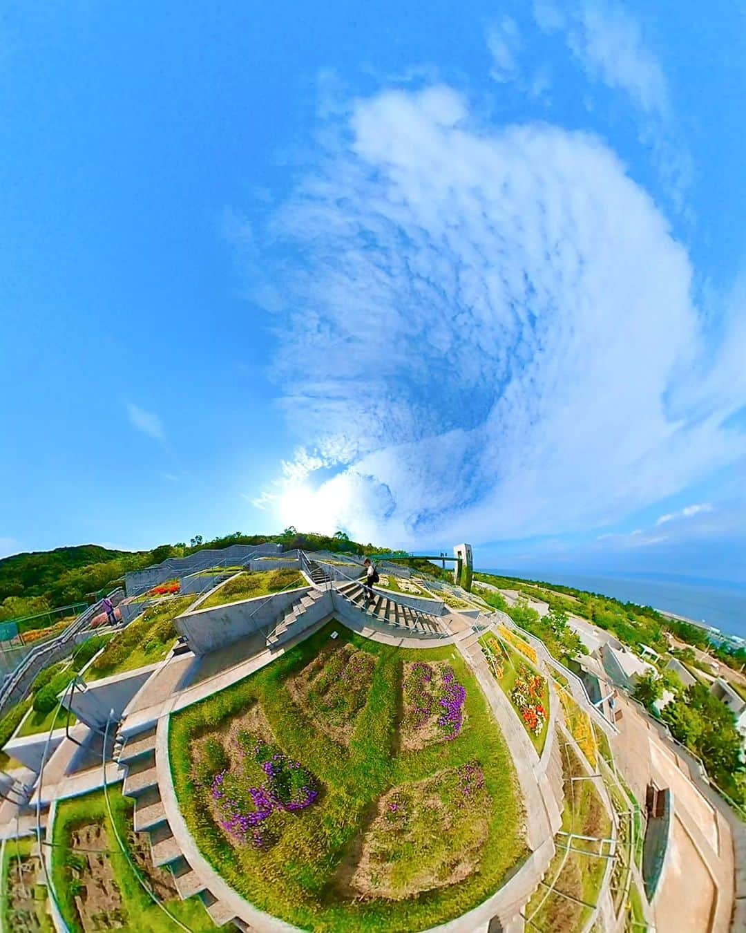 Official RICOH THETAのインスタグラム：「feels good~😆 Overlooking Awaji Island  📸: @churarinko_o   ***************** Please add #theta360 to your photos shot with THETA and post them😊 . . . . . #ricohusa #ricoh #ricohimaging #ricohtheta #lifein360 #360camera #360view #camera #cameratips #cameralover #photographylovers #photographer #photooftheday #photographytips #cameragear #photoediting #editingtips #art #360photography"」