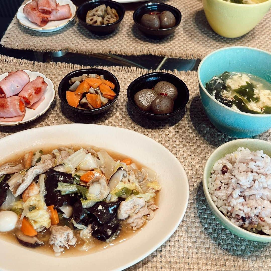 浪花ほのかのインスタグラム：「八宝菜の日🥬  ・八宝菜 ・ベーコントマト ・きんぴら蓮根 ・甘辛こんにゃく ・わかめの卵スープ  お野菜すぎる日やけど…🥲 八宝菜は基本冷蔵庫の余り物たちを沢山入れれるから買い物する前の日とかに作ったりします✨  #中華料理 #八宝菜 #夜ご飯 #今日の献立 #手作りご飯」