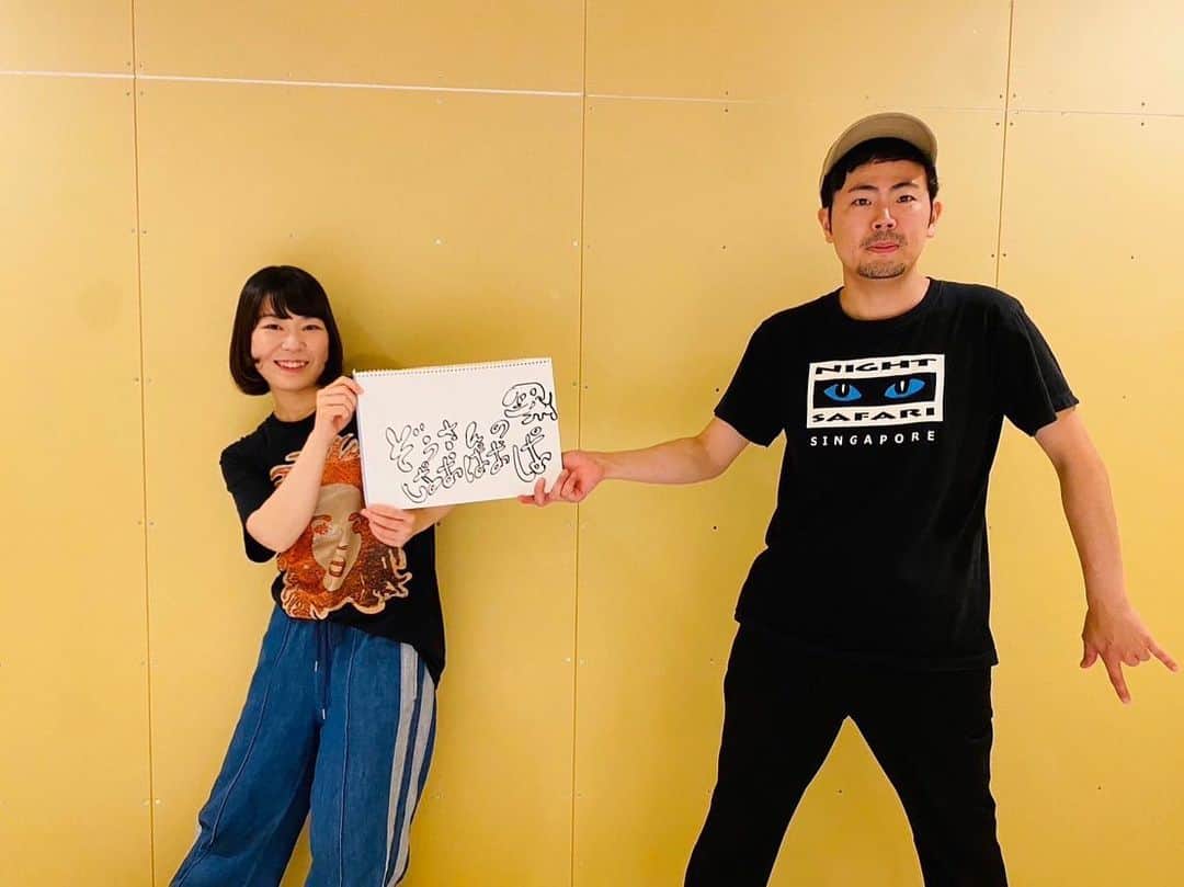 小島あやめのインスタグラム：「第一回ゾウ公演『ぞうさんのぱおぱおぱ』 無事に終演いたしました！ ご来場くださった方、気にかけてくださった方 ありがとうございました！ コント芝居6本。 3本はタテオさん、1本は私（初コント台本） 2本は脚本提供していただきました。 いやー本当に大変でした😂 自分たちで作り上げるしかないし、つまずいても ひっくり返っても2人だったので 本番直前までバタバタとしていました！笑 でも、そんなこと忘れるくらい楽しい本番で、 たくさん笑ってもらえて、 その瞬間を楽しみながらできました！ タテオさんにもたくさん助けてもらったし、 たくさんのものをもらいました！ 本当にありがとうございます！  あとはとにかく周りの方に支えられました。感謝です。 タテオさんの周りの芸人さん方がたくさん力をくれました！ 音響をタケイさん、佐川急便の声をにしぞのさん、来れないのにわざわざ差し入れ持ってきてくださったかわぞえさん！ ありがとうございました😭 いろいろ書きたいけど（もう書いてるけど） 書くと一回で終わってしまいそうなので あとは心に留めて。 楽しかった！のみ！ 第二回やりたいです！🐘 たくさんコント書いて 次回もっといいネタができるように勉強します！  #ゾウ #ゾウ公演 #ぞうさんのぱおぱおぱ」