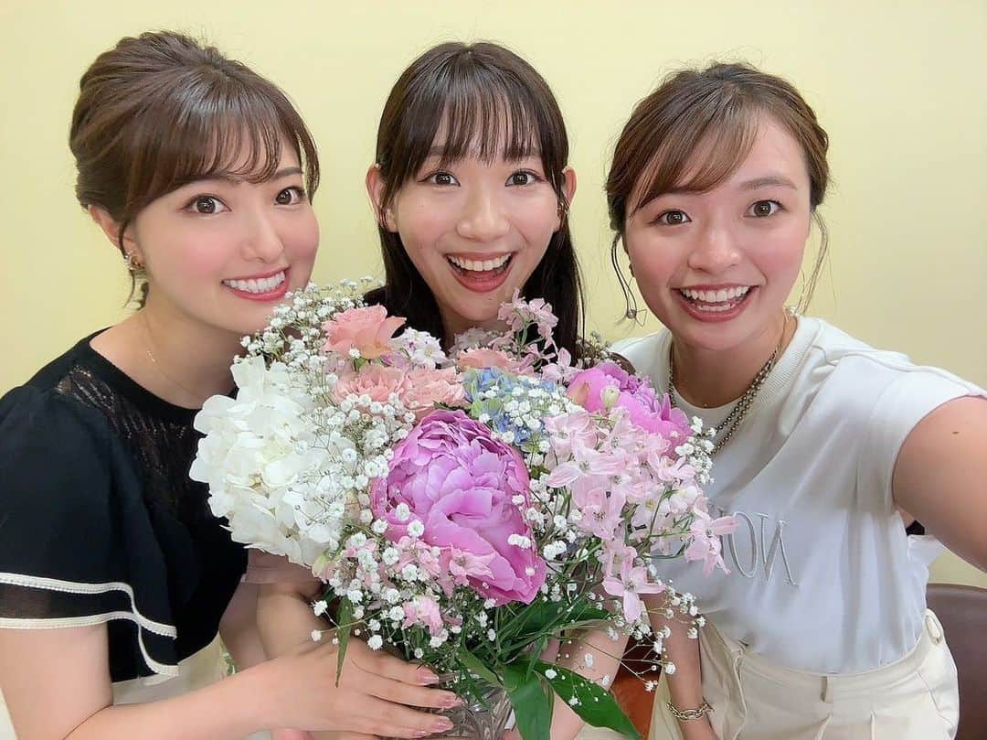 小林茉里奈さんのインスタグラム写真 - (小林茉里奈Instagram)「💐 皆さまあたたかいコメントありがとうございます🥹  先週は怒涛の1週間だったので😳 できていなかった思い出投稿がしばらく続きますが、お付き合いください😌  28日には、私にとって初めてできたアナウンサーの後輩・愛萌コンビとボイスマ卒業生配信をしました🥺💕  最後に私なりの愛ちゃん萌ちゃんへのアドバイスをする流れになったのですが…まさかの愛ちゃんの涙腺が🥹🥹🥹 愛ちゃんの泣き方小さい子みたいでかわいくって、愛おしくて、いつも笑っちゃうんです🤭(泣いてるのにごめんね笑) 萌ちゃんも配信中は泣かなかったもののお家でアーカイブ見て泣いてくれたそうな😭  かわいい慕ってくれる後輩ができて幸せです😌💭  YouTubeのボイスマ公式チャンネルにアーカイブありますので、お時間あるときによかったら見てください♡  #ボイスマ #生配信 #youtube #youtubelive #youtube生配信 #アーカイブ #fbs #福岡放送 #遠野愛 #中谷萌 #小林茉里奈」7月3日 19時23分 - marina_k224