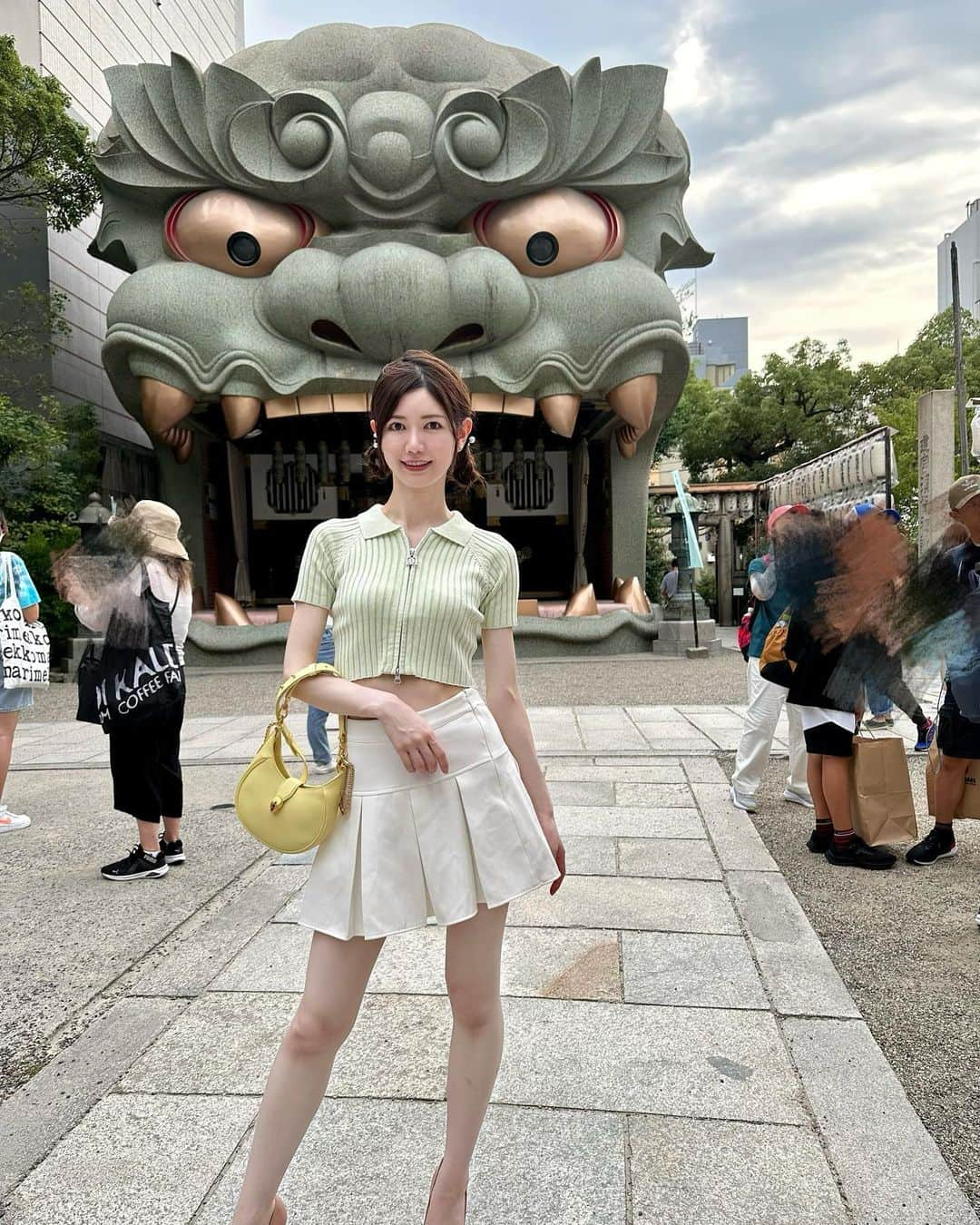 IKUMIさんのインスタグラム写真 - (IKUMIInstagram)「👹 大阪難波の八坂神社⛩  入った瞬間おっきな獅子（獅子殿）がお出迎えしてくれた♡ インパクトすごいよね😳👏  特に厄除け、病気退散のご利益があるみたい🙆‍♀️  写真で見るより大きくて驚いたから みんなも実際行って見てみてほしい🫣💗  .  #大阪#梅田#難波#心斎橋#なんば#大阪難波#大阪ミナミ#八坂神社#難波八坂神社 #獅子#インスタグラマー#美脚#生足#素足#ミニスカート#ミニスカ#へそ出し#クロップド丈 #夏コーデ#大阪旅行#大阪観光#関西旅行#関西観光#darich #japanesemodel #legslegslegs #legsfordays #asiangirls #asianmodel #asianbeauty」7月3日 19時23分 - miiiino3o