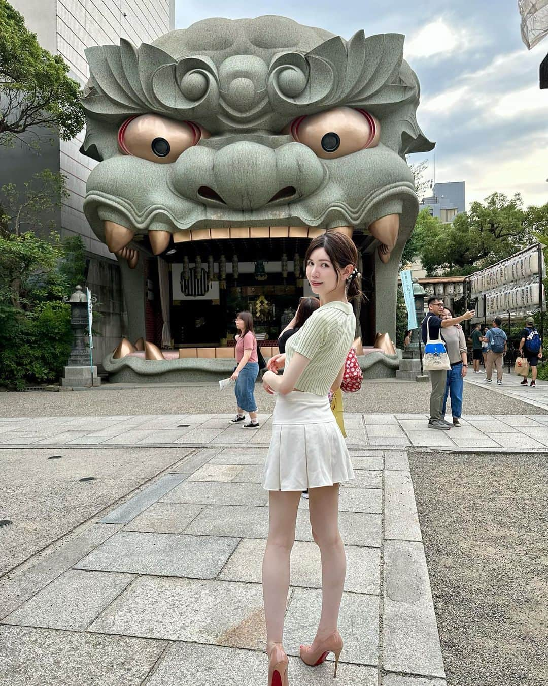 IKUMIさんのインスタグラム写真 - (IKUMIInstagram)「👹 大阪難波の八坂神社⛩  入った瞬間おっきな獅子（獅子殿）がお出迎えしてくれた♡ インパクトすごいよね😳👏  特に厄除け、病気退散のご利益があるみたい🙆‍♀️  写真で見るより大きくて驚いたから みんなも実際行って見てみてほしい🫣💗  .  #大阪#梅田#難波#心斎橋#なんば#大阪難波#大阪ミナミ#八坂神社#難波八坂神社 #獅子#インスタグラマー#美脚#生足#素足#ミニスカート#ミニスカ#へそ出し#クロップド丈 #夏コーデ#大阪旅行#大阪観光#関西旅行#関西観光#darich #japanesemodel #legslegslegs #legsfordays #asiangirls #asianmodel #asianbeauty」7月3日 19時23分 - miiiino3o