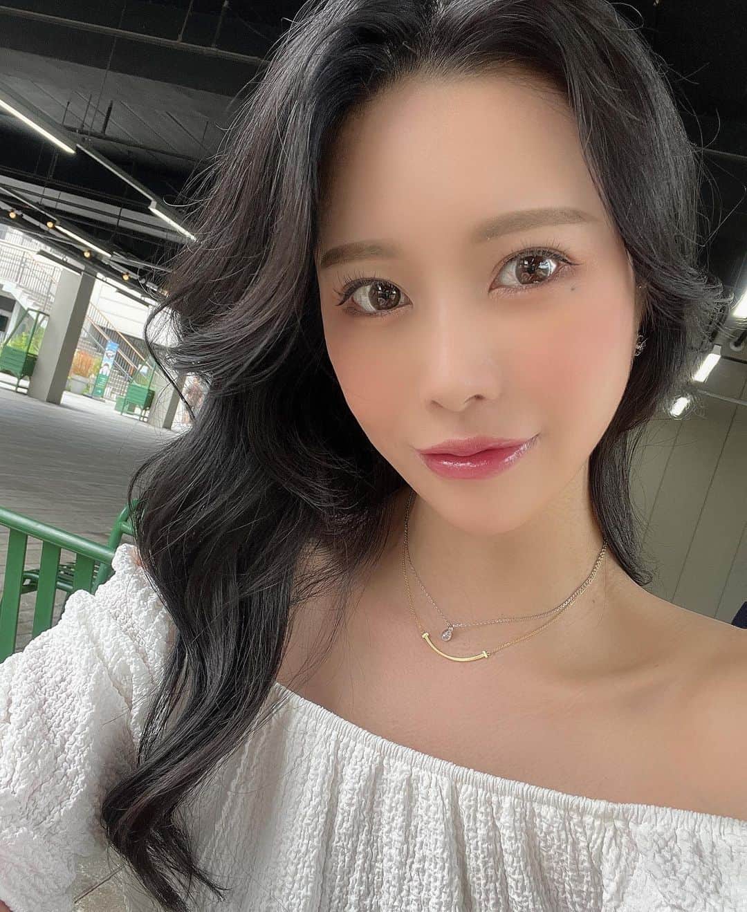 のインスタグラム：「🇰🇷韓国留学中の自撮り達🇰🇷  まさかの風邪を引きましたが🤧w 学校も頑張って、美味しいもの食べて 韓国生活もあと5日？6日？！ 早く風邪を治してがんばります🫶🩷 勉強が楽しすぎて新しい目標見つけた🫣💓  とりあえず寮が狭すぎるwww  한국유학중의쎌카~📸 지금 감기에걸렸음ㅜㅜ한국행활도 토요일날까지니까 빨리 나아야돼😭일단은 숙소방이 진짜 너무 작아..🙄그래도 공부열심히하고 맛있는 것도 많이 먹고 마자막까지 파이팅해야지💪공부가 너무 재밌으니까 정규유학을 생각중🥰🇰🇷  #selfie #셀카 #셀스타그램 #소통 #촬영 #레이싱모델 #모델 #일본여자 #japanesegirl #followme #レースクイーン #RQ #吉美あや #モデル #ポートレート #写真好きな人と繋がりたい #ファインダー越しの私の世界 #photography #pic #picture  #韓国留学 #유학생」