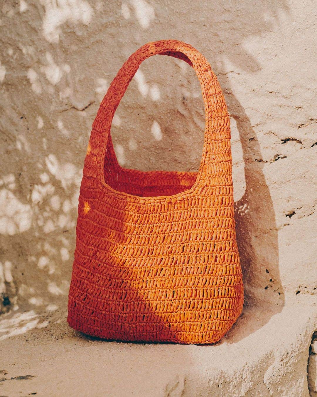 コスのインスタグラム：「The Art of Raffia | The mini raffia shoulder bag: artisanal techniques meet modern accents.」