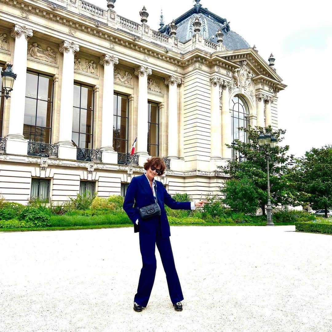 イネス・ド・ラ・フレサンジュさんのインスタグラム写真 - (イネス・ド・ラ・フレサンジュInstagram)「La vie parisienne 🎶 @schiaparelli #today #hautecouture」7月3日 19時39分 - inesdelafressangeofficial