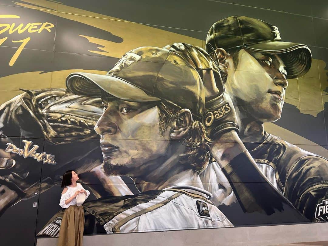 東留伽のインスタグラム：「初エスコンフィールド！⚾️ ． 昨日は天気も良く、初めての屋根が空いた公式戦に。 太陽の光が当たって球場全体がとても明るかったです。 ． ファイターズvsオリックス戦、キツネダンスも観られて嬉しかった🦊 ． ． 試合以外にも楽しめる場所が多く、newsおかえりで紹介されていたイクラ丼も勿論いただきました😋 北海道の海鮮ってなんでこんなに美味しいんだろ。 ． ． 北広島にこんな場所ができるとは…感動です。 帰省する楽しみが増えました🫶 . . #北海道 #弾丸帰省 #日記 #エスコンフィールド #日ハム #オリックス #北広島」