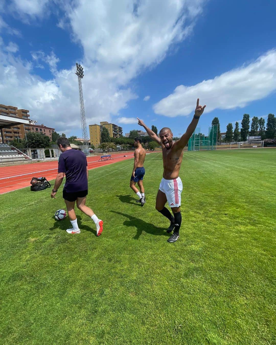 ラフィーニャのインスタグラム：「Let’s start the week」