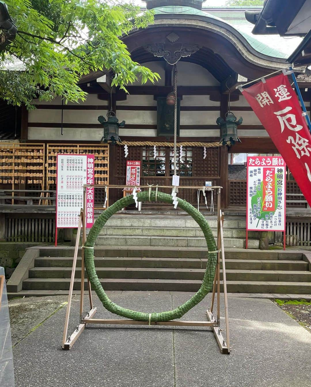 植田麻友美のインスタグラム：「金沢神明宮⛩  「あぶりもち神事」で無病息災を願う  全国ただ一つの悪事災難厄除伝統特殊神事として有名な神社⛩  あぶりもち食べたかったなあ🥺  御祭神は  天照大神、豊受姫神🍀  街中にあるとは思えないくらい  いやされて素敵な場所でした🌸  #金沢神明宮 #天照大神  #豊受姫神  #あぶりもち神事」