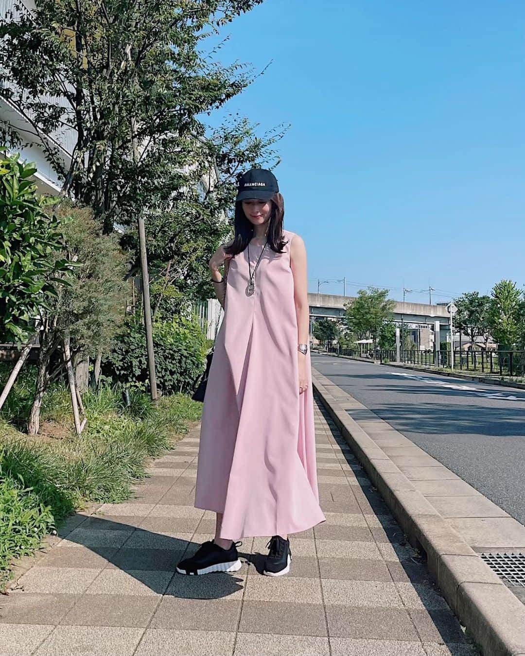 MAOのインスタグラム：「☀️ 暑くて暑くてワンピースしか着られない…  #fashion #coodinate #ootd #birthdaybash #balenciaga #maisonmargiela #onepiece #ファッション #ワンピース #ピンクコーデ #シンプルコーデ #ワンピースコーデ #アラフォーコーデ #30代ファッション #40代ファッション #40代コーデ #40歳#バースデーバッシュ #スニーカーコーデ #キャップ女子 #キャップコーデ #夏 #夏コーデ #ノースリーブワンピース」