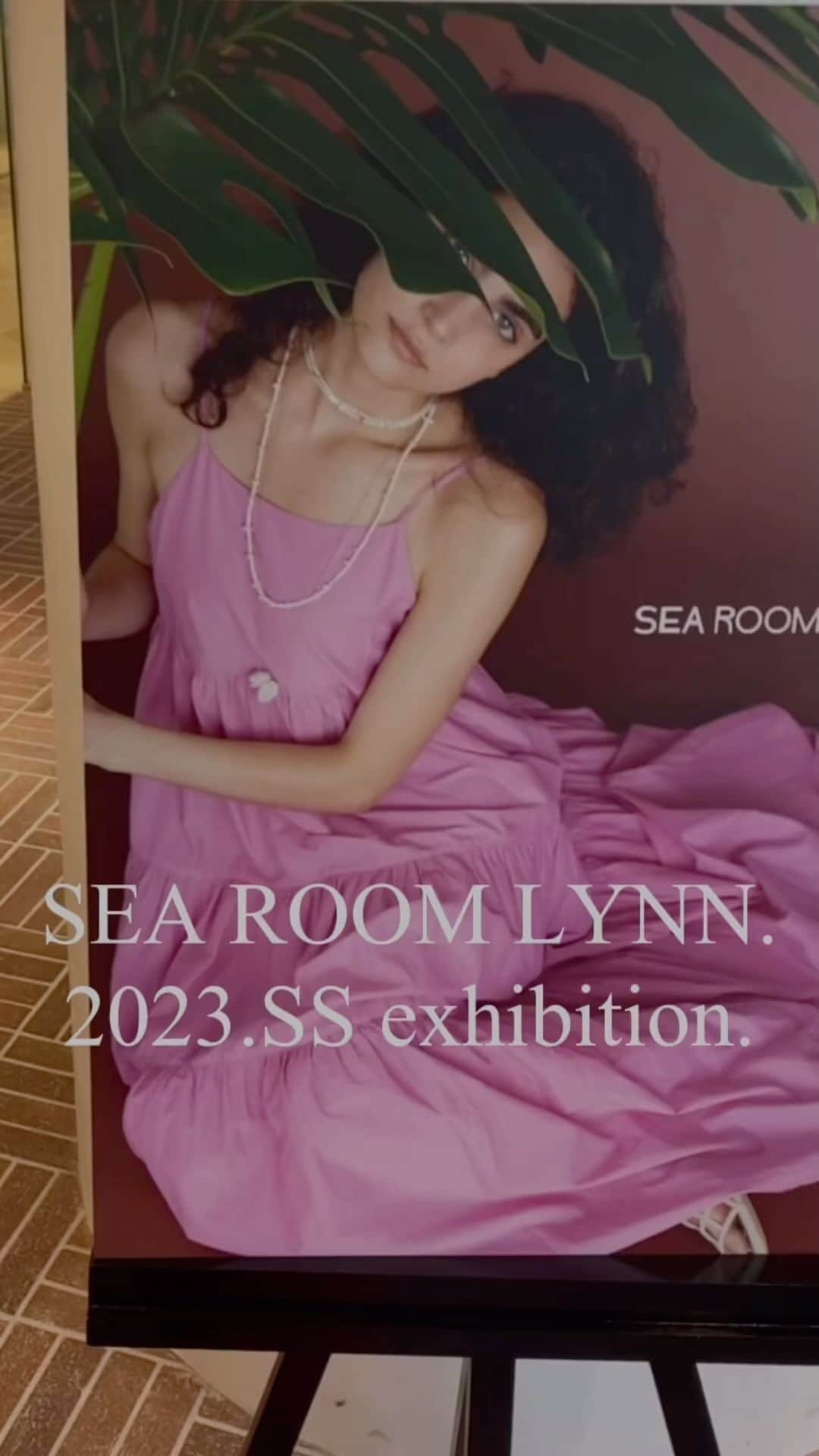 堀舞紀のインスタグラム：「🍉SEA ROOM LYNN🍉  なるちゃんが 妊婦🤰🏽さんでcute💕  マホさんと喋ってたら すぐ帰る時間😩〜  束の間ですが  たまには  自然以外の刺激物⚡️も🧠に与えないと🫢  @searoomlynn_official   👆🏾 は 海と都会のちょうど真ん中を 感じるので スキ🥺🥺🥺💕です。  最後の集合写真なんて 全員湘南の人😂  TOKYOでこの集合写真を 撮ることに "意味有"📝✔︎🫶🏾💕  🤭  @narumi_obama  @iga___searoomlynn  @mahorin.1993   💋〜」