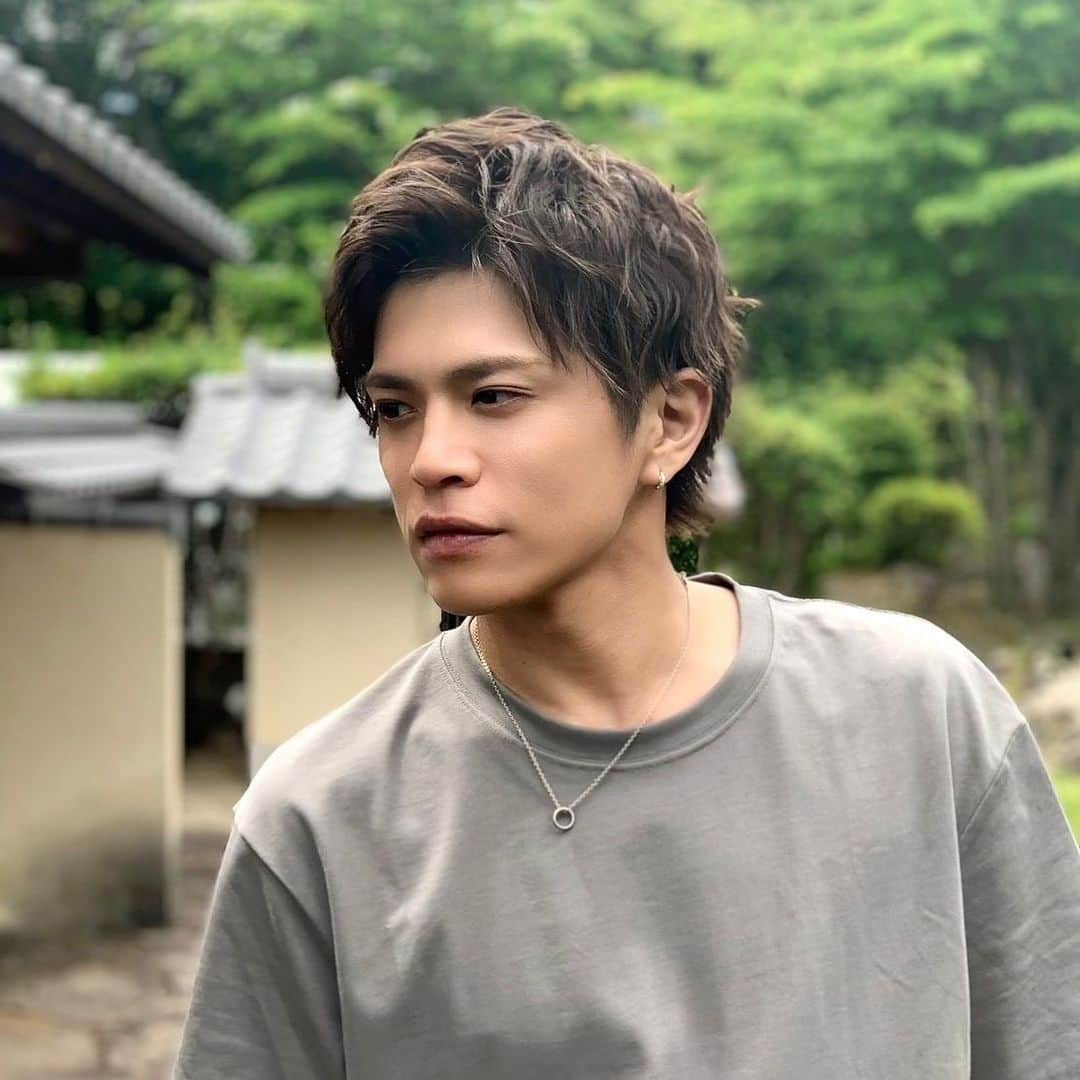 山本裕典さんのインスタグラム写真 - (山本裕典Instagram)「あっという間に暑くなってきたね～ 半ズボンを履く事も増えたから 定期的にZリムーバーでムダ毛ケアしてるよ！  男性もムダ毛が無いほうが清潔感も増すしいいよね^_^  そういえばこの間、 友達の脚をZリムーバーで除毛したんだよね ストーリーに載せたから見てみてね（笑）  @zremover_  #zremover #zリムーバー #ムダ毛ケア #メンズケア #ツルスベ肌 #メンズコスメ #美意識 #メンズスキンケア #タイアップ #yusukeyamamoto #summer #PR」7月3日 19時47分 - yusuke_yamamoto0119