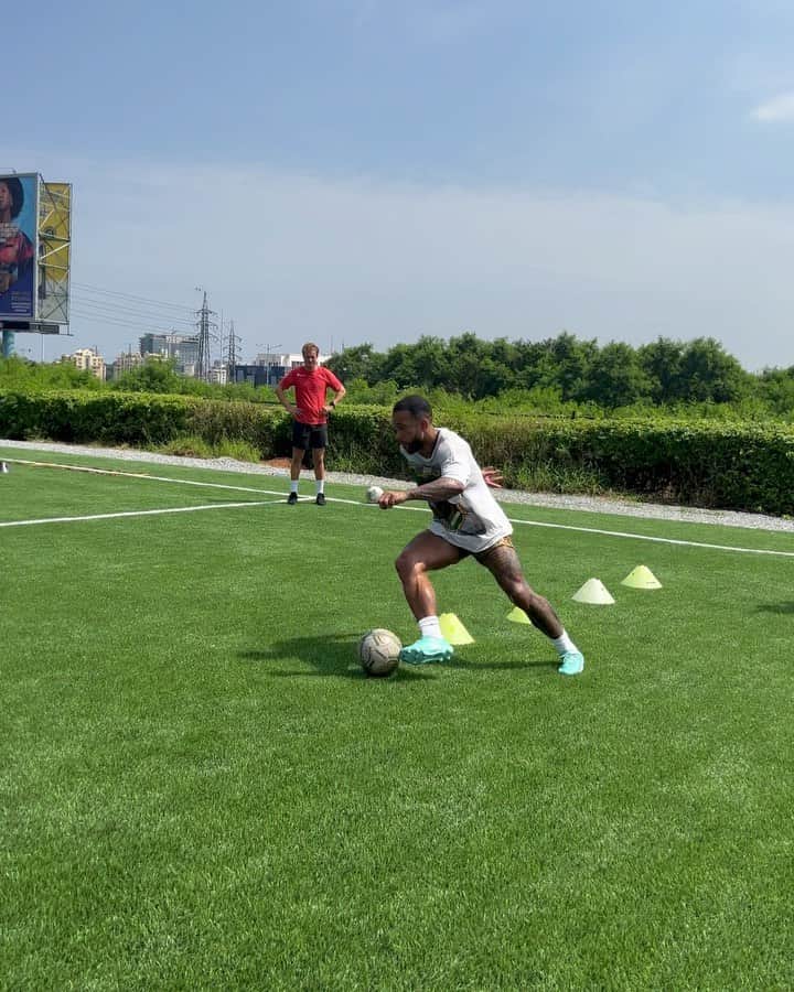 メンフィス・デパイのインスタグラム：「🚀🚀🚀 🇬🇭⚽️」