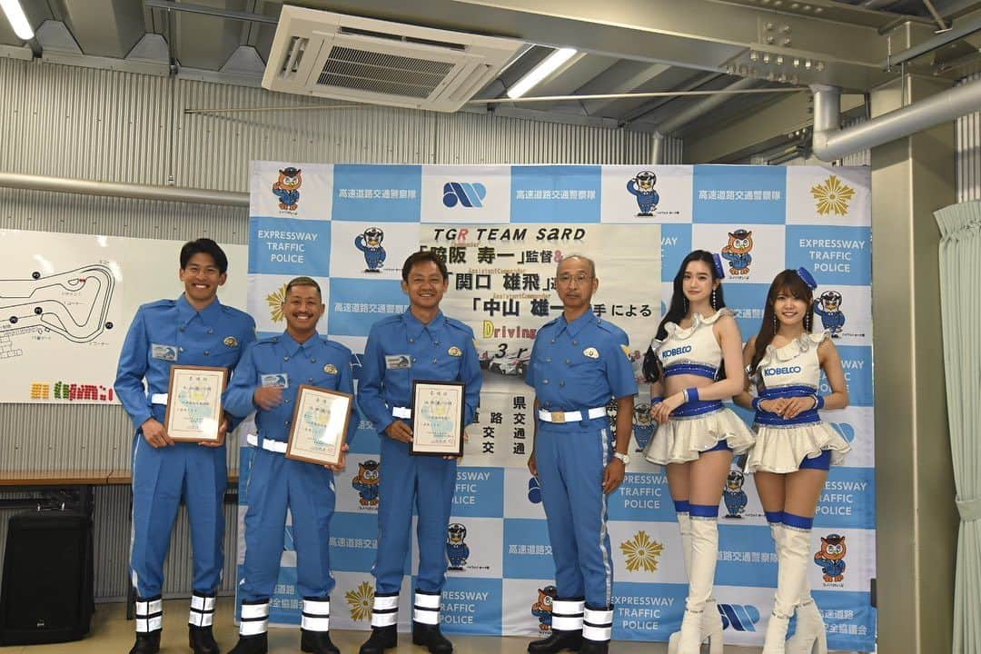 中山雄一のインスタグラム：「本日は愛知県警察本部高速道路機動隊、第一交通機動隊、第二交通機動隊の皆様とTGR TEAM SARDのメンバーで、運転訓練をさせていただきました。 ⁡ ⁡ 常日頃、レーシングドライバーとしての技術をどうやって社会貢献に繋げることができるかを考える中で、寿一さん、チームサードの近藤代表、エヌイーダブリューの船井社長、丹羽顧問によって形作られた愛知県警の皆様との安全運転講習に参加をさせていただけたことは本当にありがたいことと感じています。ありがとうございます。 ⁡ ⁡ 機動隊の皆様の運転技術には本当に驚きましたし、もっともっと運転について一緒に考えていきたいと思いました。このような活動が全国各地で行えるよう進んでいきたいです。  #愛知県警 #高速道路交通警察隊 #第一交通機動隊 #第二交通機動隊 #安全運転 #運転訓練 #factory900 #tgrteamsard」