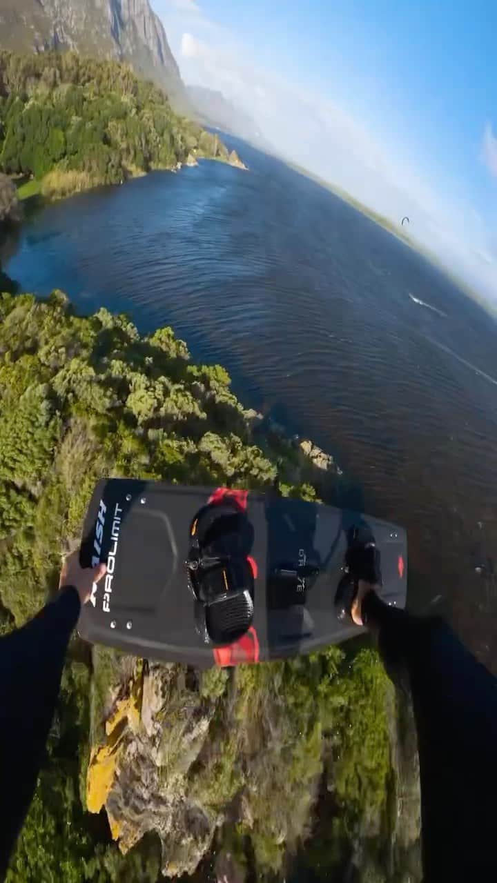 のインスタグラム：「陸が邪魔なら飛んで解決！🚀 @stig_hoefnagel はこの作品で #GoProアワード $1,000を受賞。 お気に入りの作品を @Quik アプリ、またはGoPro.com/Awardsから応募して賞金をゲットしよう！ ・ ・ ・ @goproza #GoProZA #GoProJP #GoPro #GoProAwards #HyperSmooth #POV #Kiteboarding #カイトサーフィン #サーフィン #ウェイクボード」