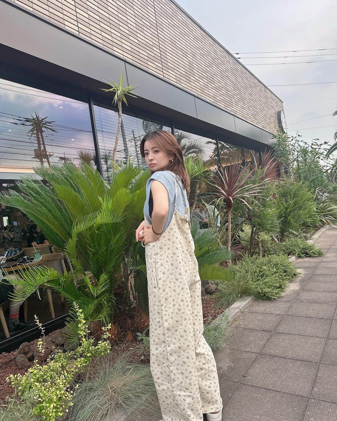 田中優衣さんのインスタグラム写真 - (田中優衣Instagram)「腕が細く見えコーデ🦤 明日販売のミソルトのトップスと ジュメロの展示会でゲットした お気に入りのサロペット 合わせてみた🧡🤍 何も考えずに家出て足元見たら ビーサンでびっくり🙄🪽」7月3日 19時45分 - heisei_8nen