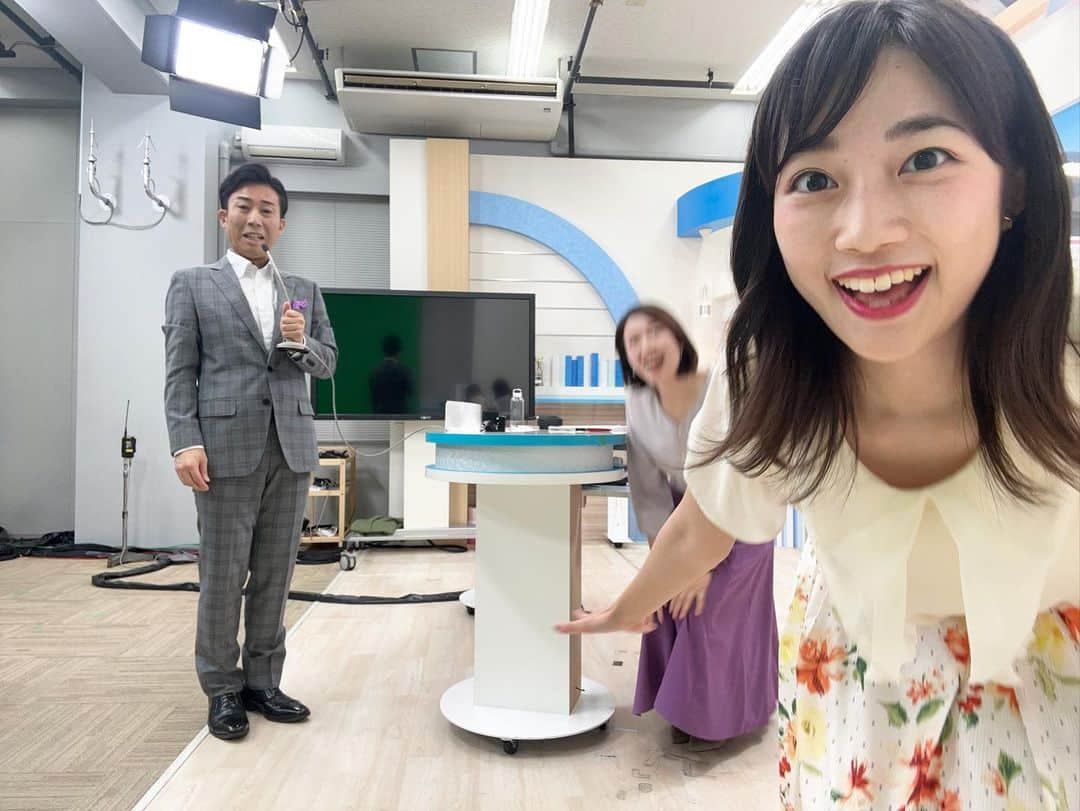 松本亜美さんのインスタグラム写真 - (松本亜美Instagram)「今日も新潟一番をご覧いただきありがとうございました😊 3部ニュース終わりのオフショット📸  内田さんは叫んでいます🎤 斎藤さんは華麗にジャンプ🕊️ 私はじわじわ離れていきます👀 今回は斎藤さんの躍動感が注目ポイントです！！見事なジャンピングショットが撮れました☀️  来週はどんな写真が撮れるのか、お楽しみに☺️  #teny #テレビ新潟  #夕方ワイド新潟一番  #スタジオ #ニュース #天気予報  #キャスター #アナウンサー #オフショット  #セルフィー #自撮り  #内田拓志キャスター #叫ぶ男  #斎藤久美子キャスター #可憐なジャンプ  ##松本亜美 #じわじわ #離れます」7月3日 19時48分 - ami_matsumoto_teny