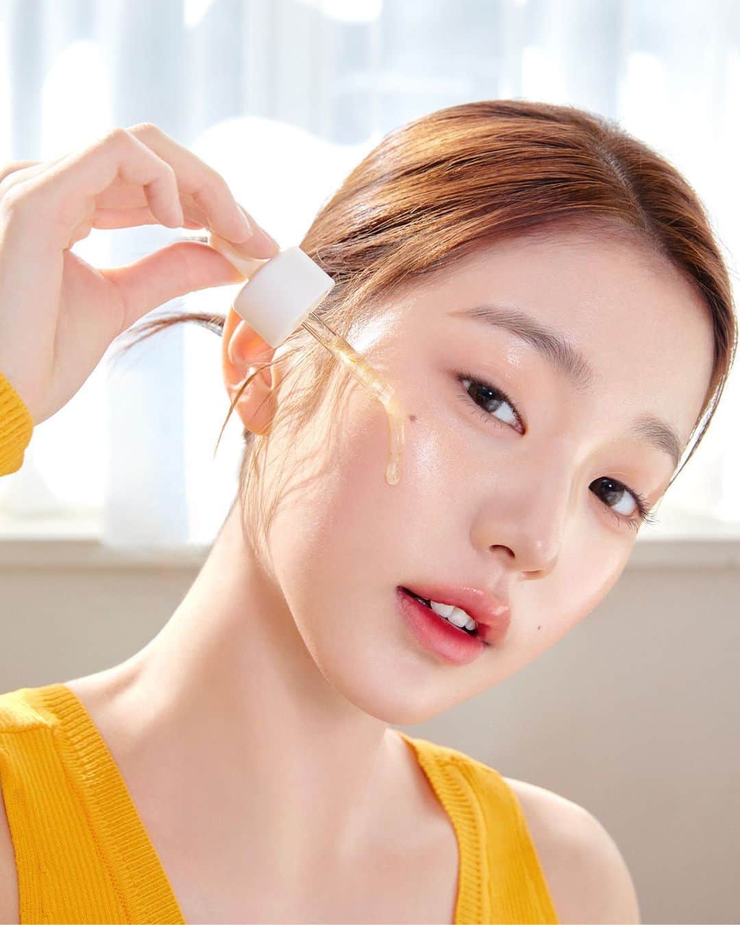 innisfree official (이니스프리) さんのインスタグラム写真 - (innisfree official (이니스프리) Instagram)「ㅤㅤㅤ 잡티 없는 깨끗한 피부를 위한 필수 추천템  무더운 여름이면 스킨 케어도 메이크업도 간결해지는 것이 진리.  그럴수록 조명을 켠듯  환하고 잡티 없는 피부결 관리는 필수죠.   칙칙한 안색 고민, 잡티와 각질을 한 번에 케어하는  비타C 잡티 토닝 세럼으로  피부에 투명 안색 필터를 장착해 보세요!  7월 6일까지 특가 행사 중🧡 프로필 링크를 통해 바로 가실 수 있습니다.  Must-Have Skincare Product for Clear, Flawless Skin   With summer’s rising temperatures, we tend to opt for less makeup and fewer skincare products on our skin.   It's essential to provide extra care to our skin to maintain its radiance.   Transform and give your skin's complexion a filter with the Vitamin C Green Tea Enzyme Brightening Serum, as it simultaneously addresses dark spots and eliminates dead skin cells!   Click the profile link to take advantage of our special offer until July 6th🧡」7月3日 19時49分 - innisfreeofficial